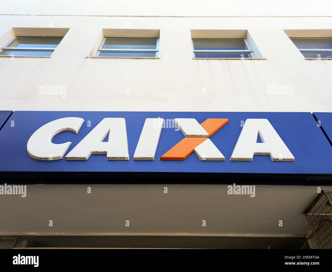 Oliveira, Minas Gerais, Brésil - 27 juin 2021 : logo de la succursale de la banque Caixa dans la ville d'Oliveira - Minas Gerais Banque D'Images