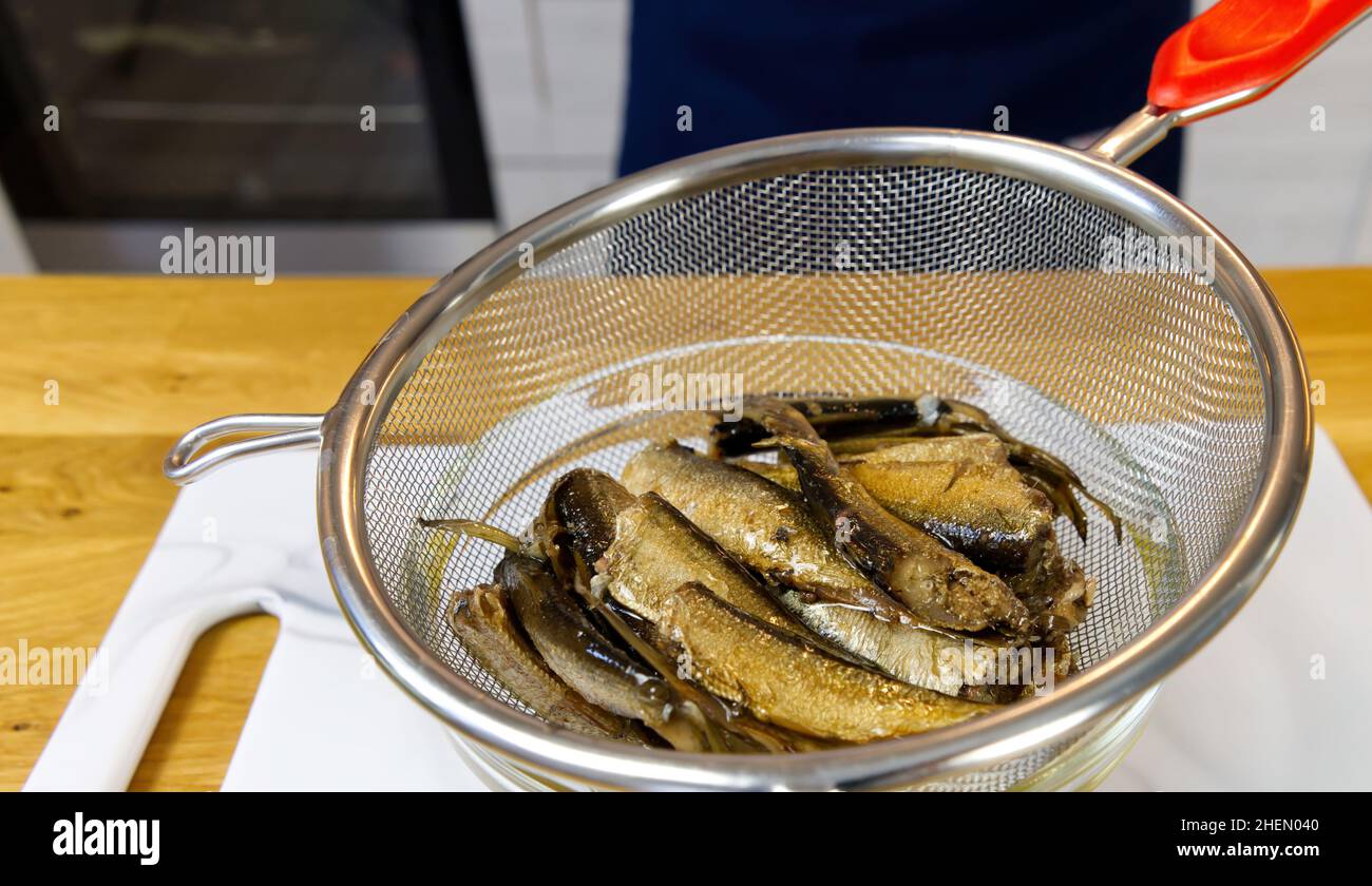 Les rats pêchent sur le plateau de cuisine dans la passoire. Banque D'Images