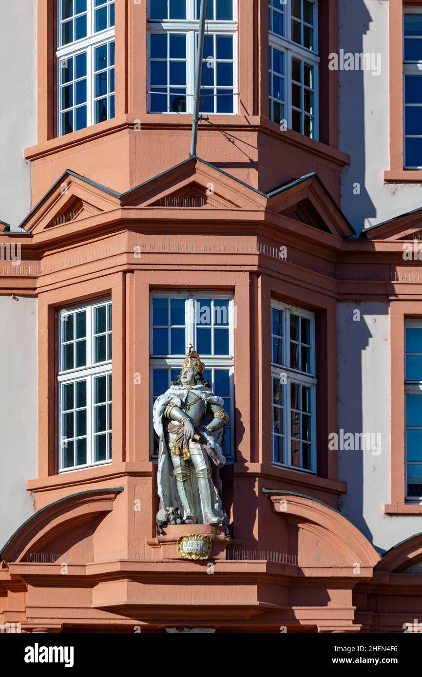 Façade du musée Gutenberg à Mayence avec statue de l'empereur romain, Allemagne Banque D'Images