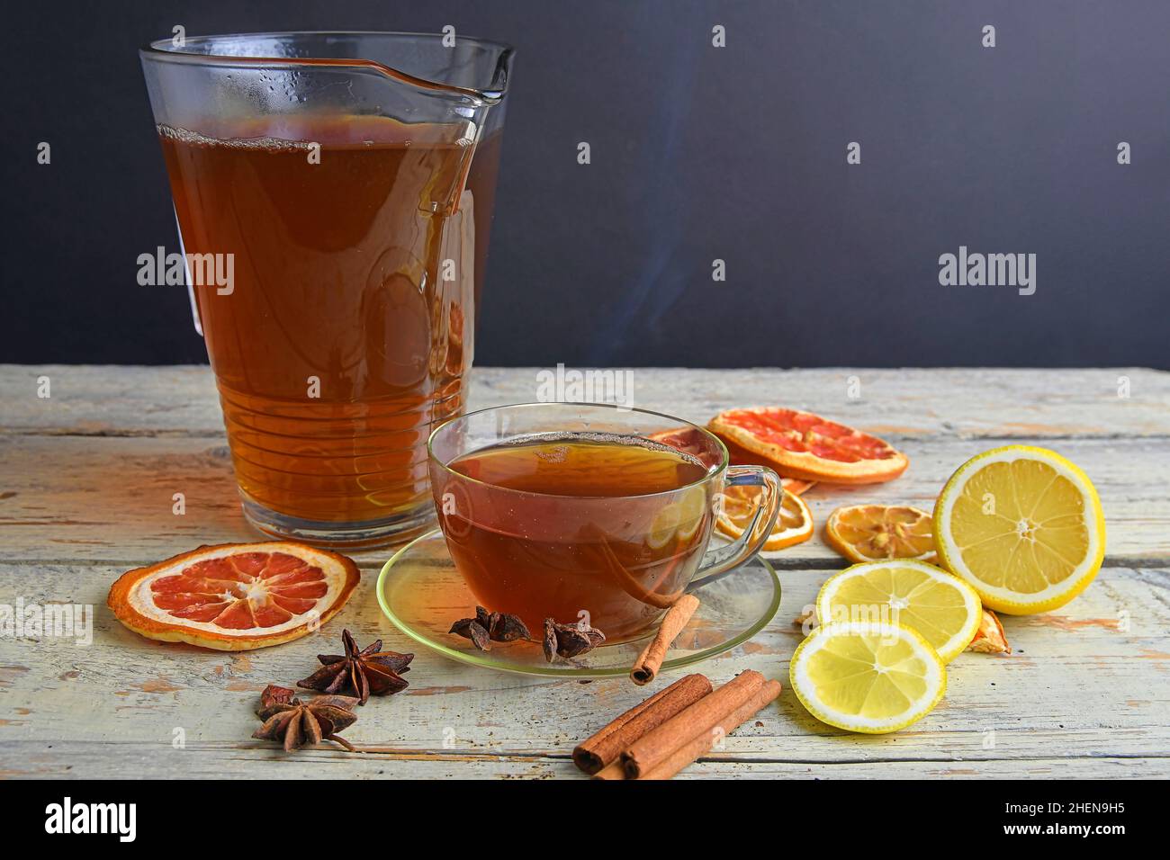 bâtonnets de cannelle, étoiles anis, citron et fruits secs Banque D'Images