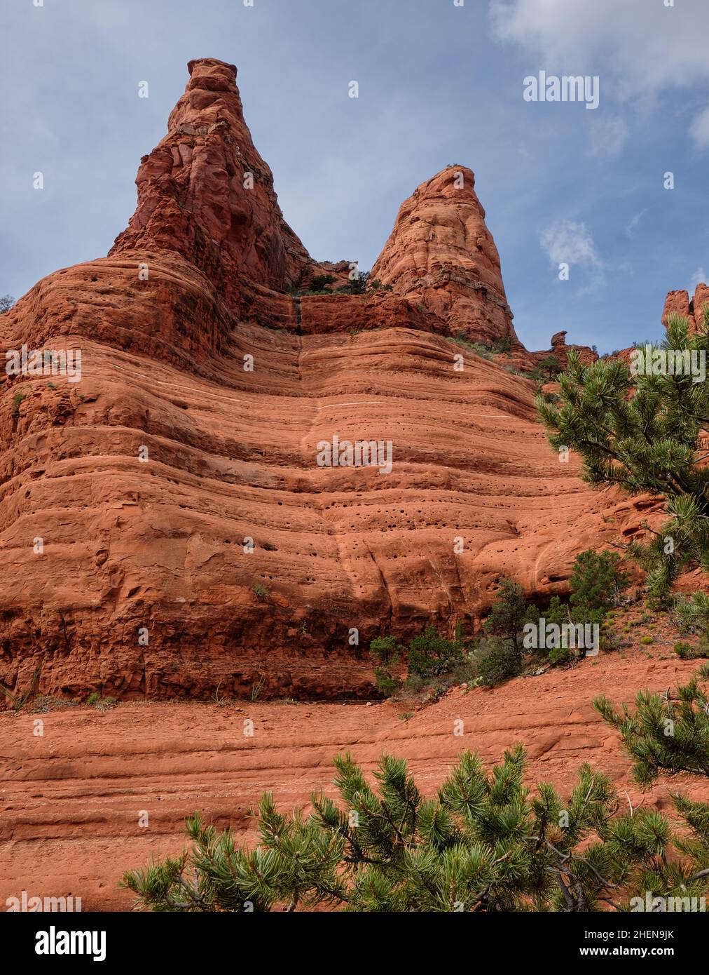 Streaker Spire (à gauche), Christianisme Spire et The White Line, Sedona, Arizona.La ligne blanche, située à mi-chemin du rocher, est un défi populaire pour la musique Banque D'Images