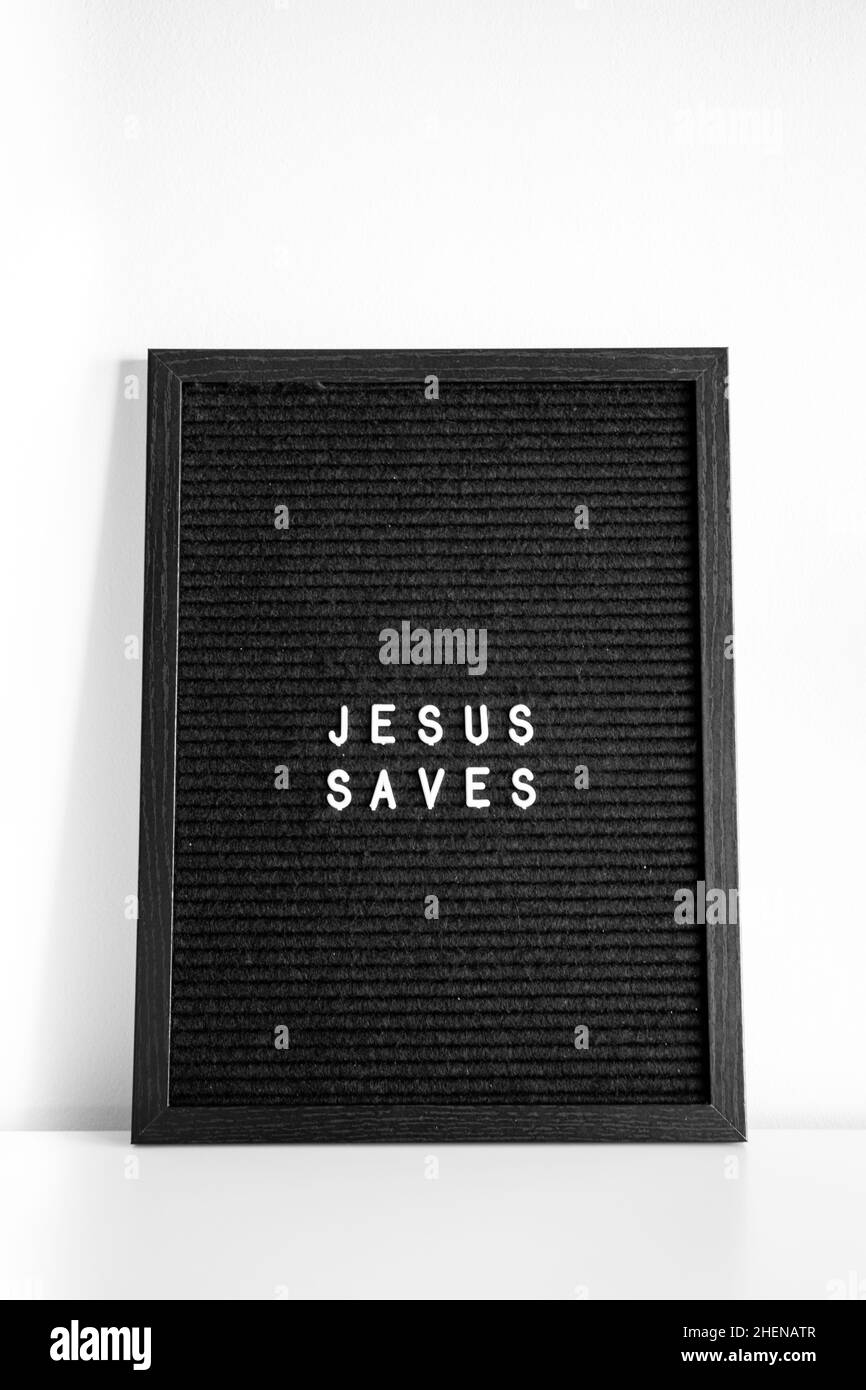 Jésus sauve l'encouragement inspirant citation noir tableau de lettres blanc lettres fond blanc Banque D'Images