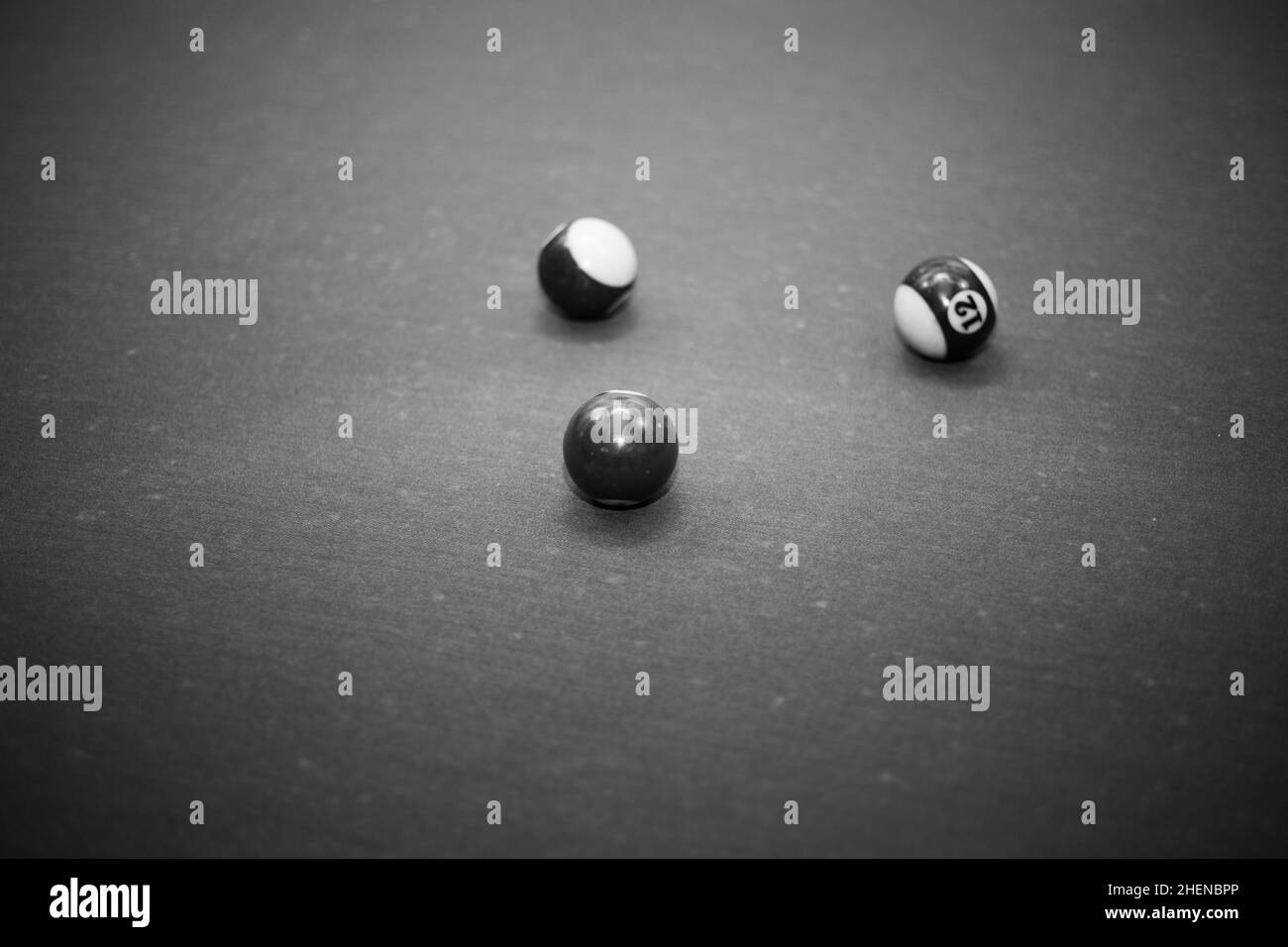 Table de billard dans la salle de billard avec des boules et des repères Banque D'Images