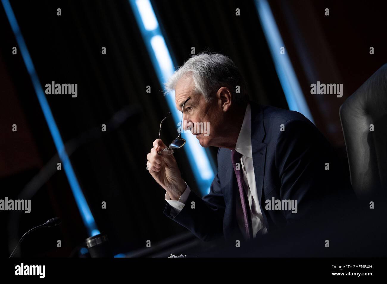 (220111) -- WASHINGTON, le 11 janvier 2022 (Xinhua) -- le président de la Réserve fédérale des États-Unis, Jerome Powell, attend son audition de confirmation devant le Comité sénatorial des banques, à Washington, DC, aux États-Unis, le 11 janvier 2022.Powell a déclaré mardi que la banque centrale pourrait commencer à réduire son bilan plus tard dans l'année.(Brendan Smitalowski/piscine via Xinhua) Banque D'Images