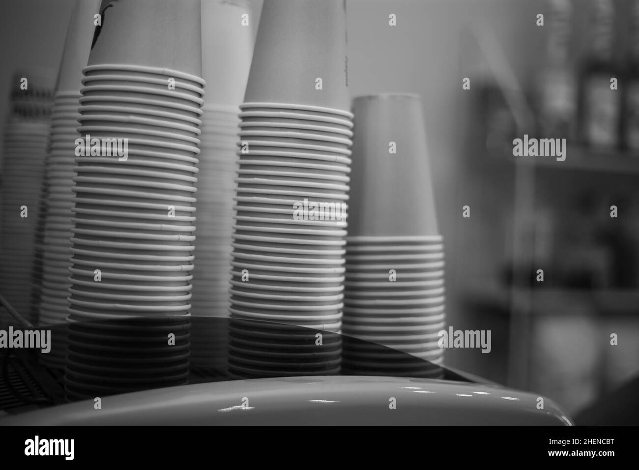 Les tasses à café en papier empilées se tiennent sur la machine à café Banque D'Images