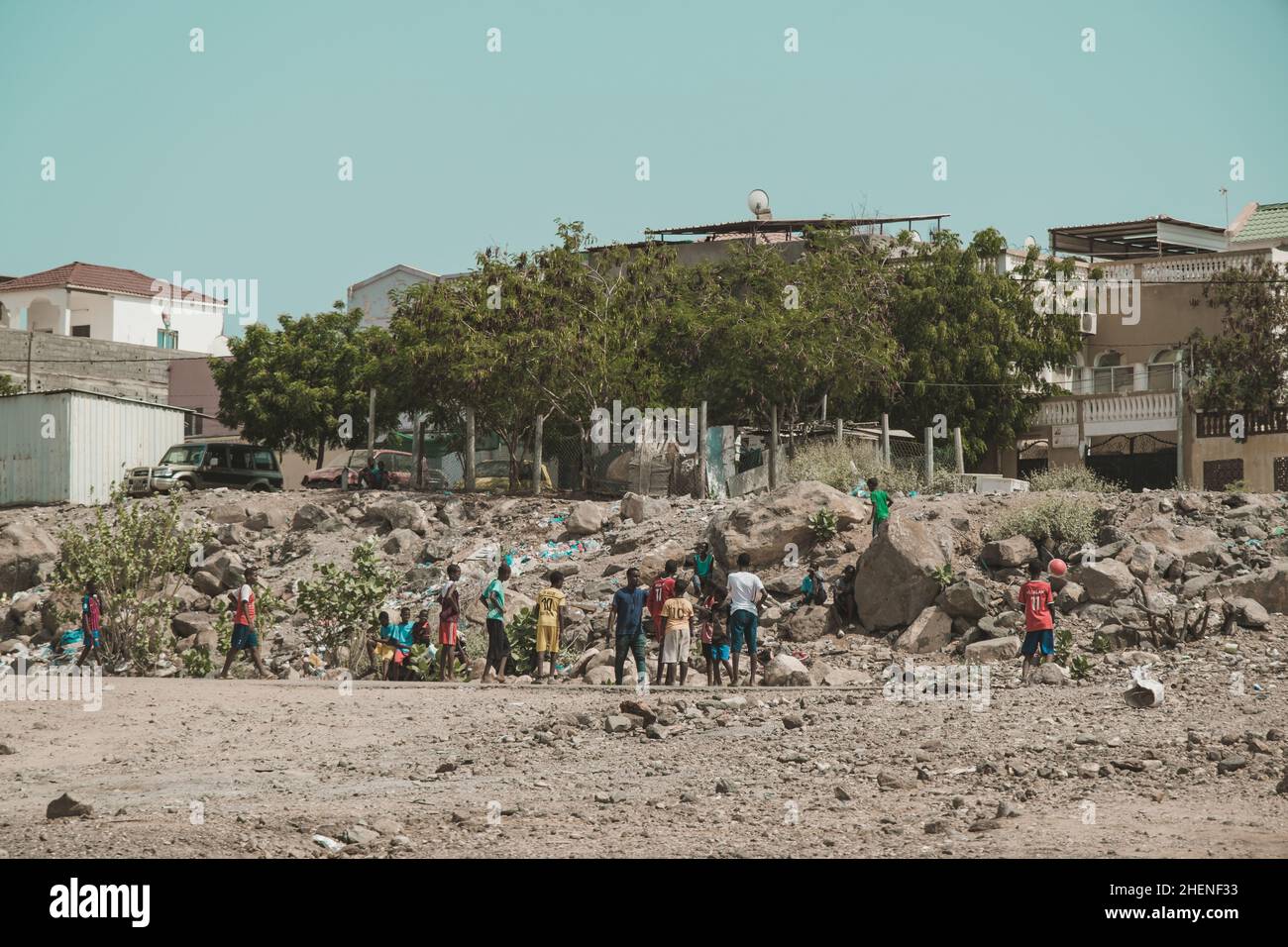 Djibouti, Djibouti - 21 mai 2021 : des enfants djiboutiens jouent au football sur le terrain à Djibouti.Photo éditoriale à Djibouti.. Banque D'Images