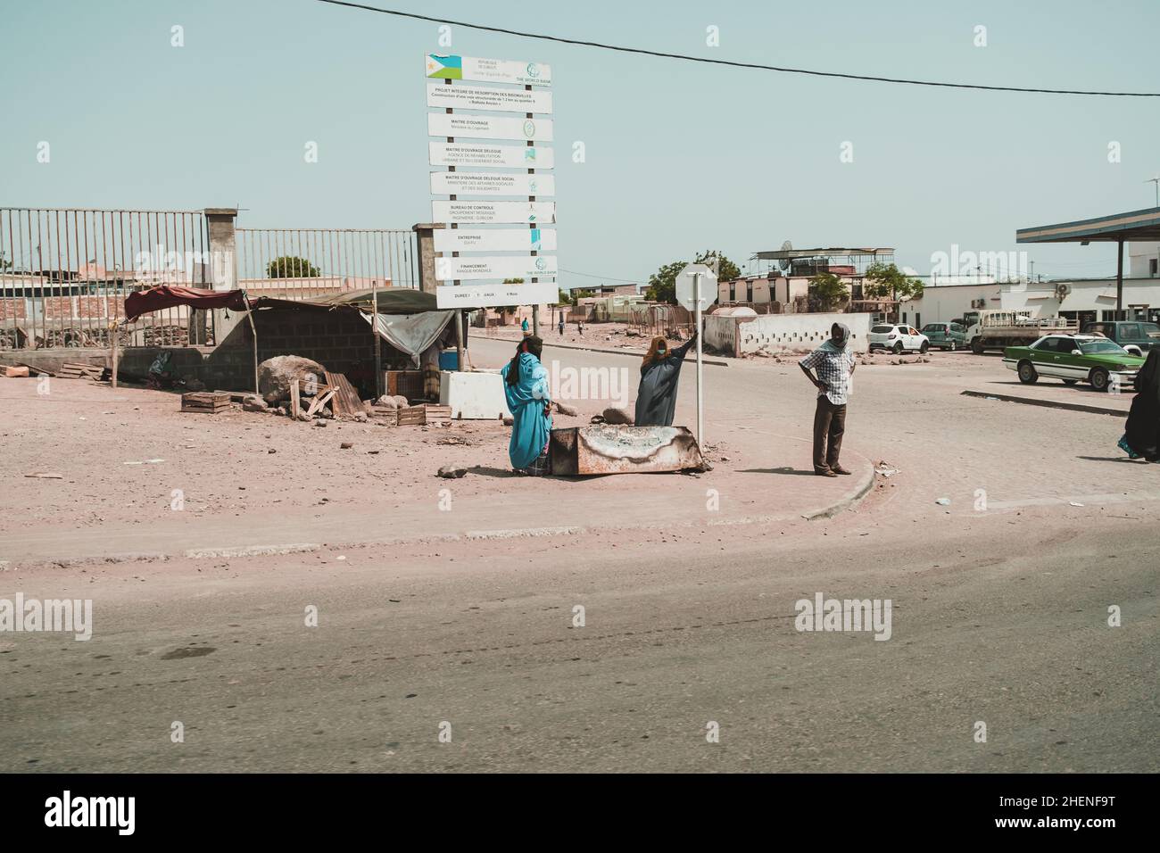 Djibouti, Djibouti - 21 mai 2021 : un homme djiboutien et deux femmes djiboutiennes en robe locale attendant près de la rue à Djibouti.Photo éditoriale à Djibo Banque D'Images