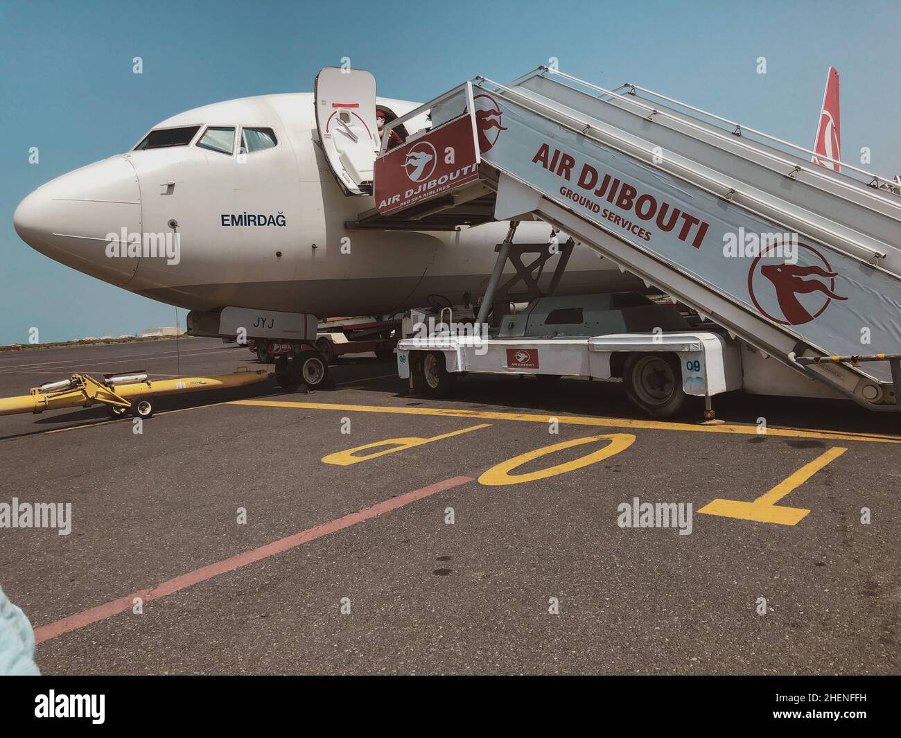 Djibouti, Djibouti - 21 mai 2021 : échelle d'embarquement des passagers et des avions Turkish Airlines à l'aéroport international de Djibouti Ambouli.Photo éditoriale en D. Banque D'Images