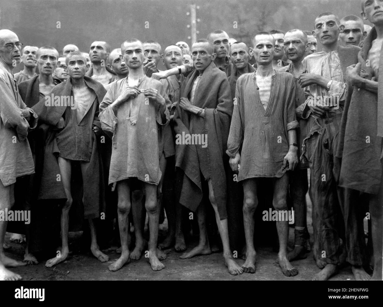 Prisonniers affamés, presque morts de faim, dans le camp de concentration d'Ebensee, Autriche. Banque D'Images