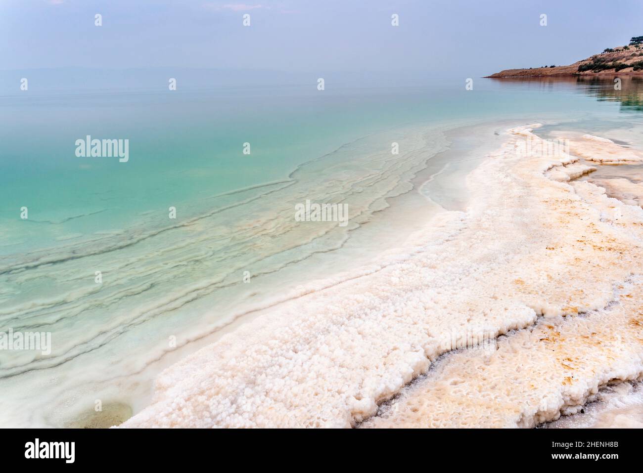 Dépôts de sel sur la côte de la mer Morte, Jordanie, Asie. Banque D'Images
