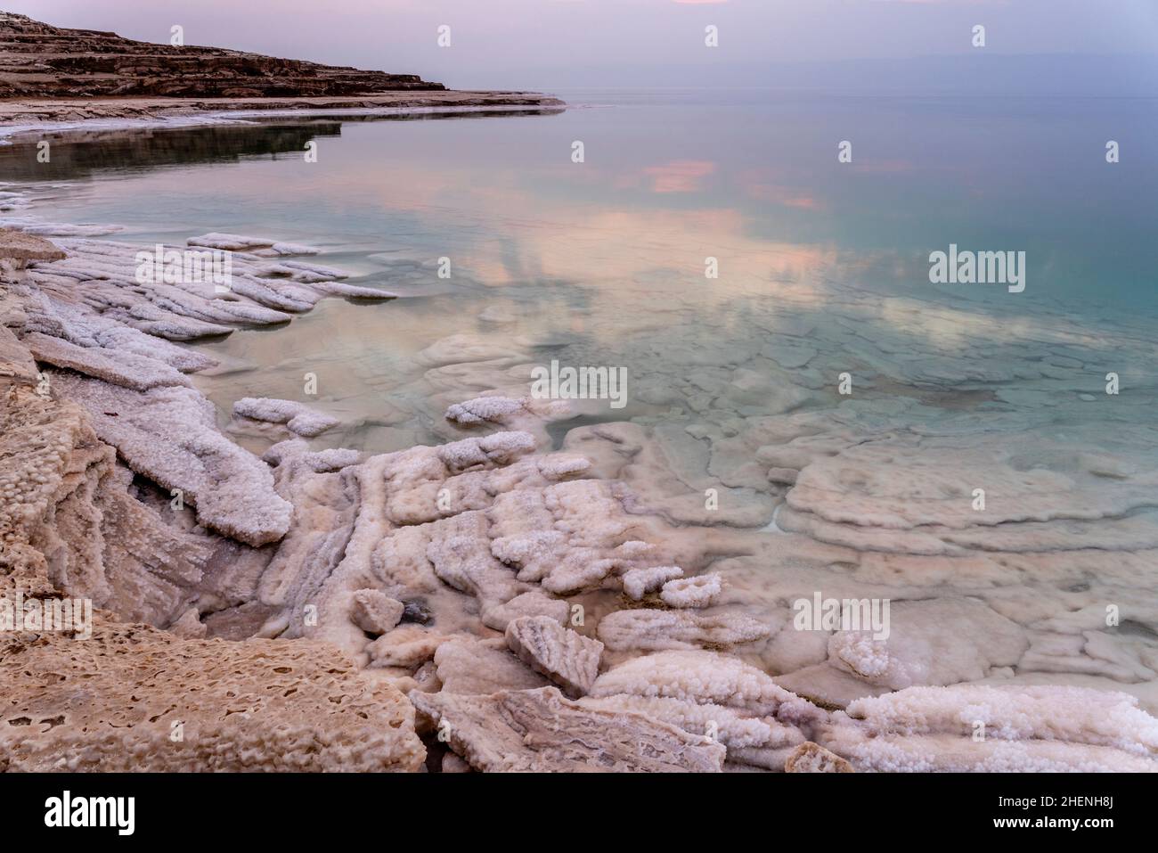 Dépôts de sel sur la côte de la mer Morte, Jordanie, Asie. Banque D'Images