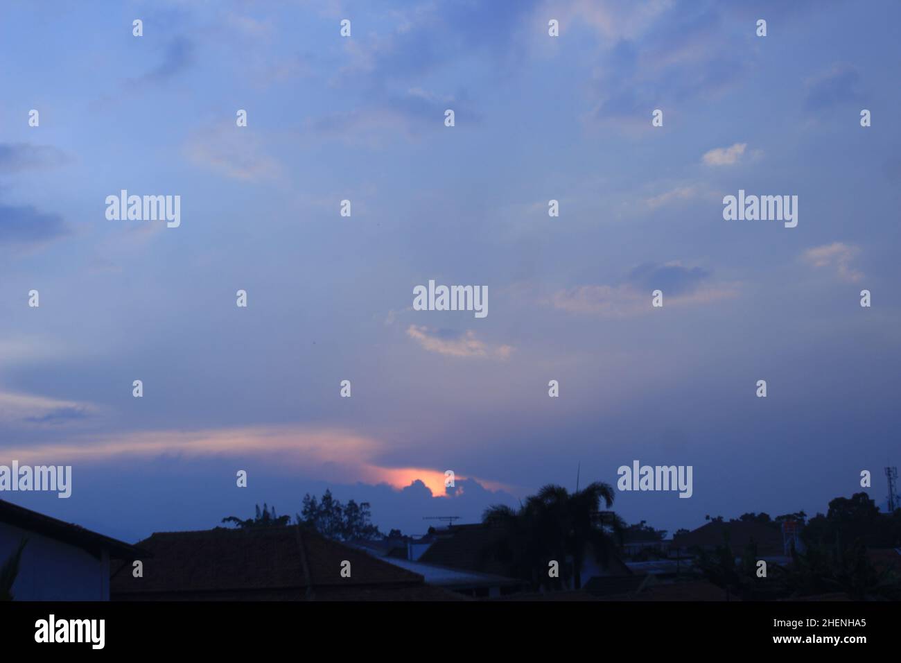 Magnifique soulagement de stress au coucher du soleil sous Blue Sky Orange Blue gradient arrière-plan zone de copie Banque D'Images