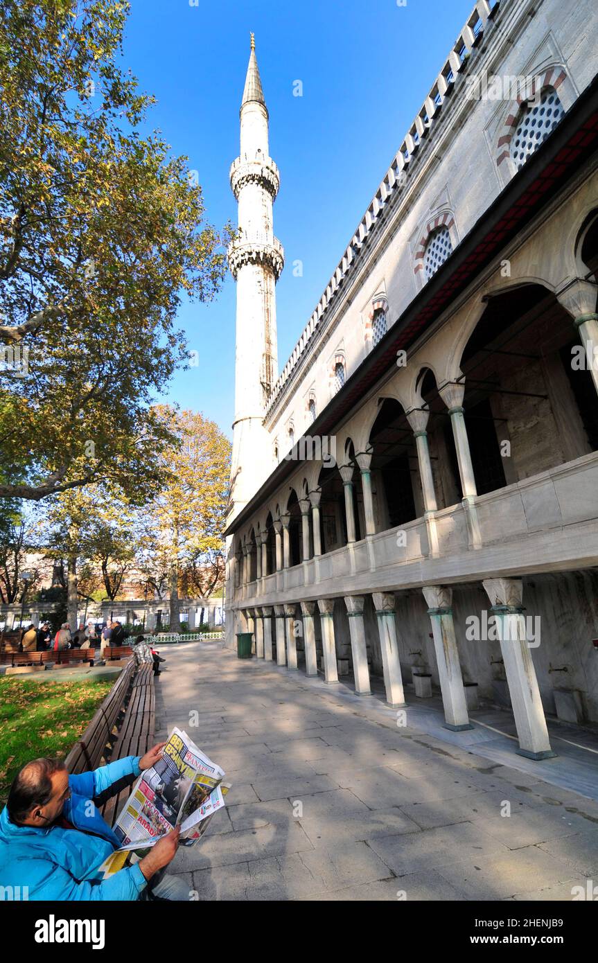 Un turc lisant le journal du matin de la mosquée bleue à Istanbul, en Turquie. Banque D'Images