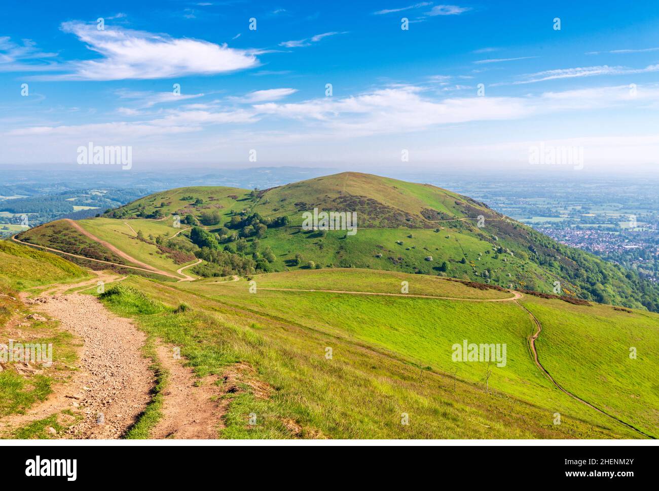 Couvert d'herbe verdoyante et baigné de soleil d'été.Les chemins publics sillonent la sellerie ondulée, dans différentes directions s'étendant le long de Banque D'Images