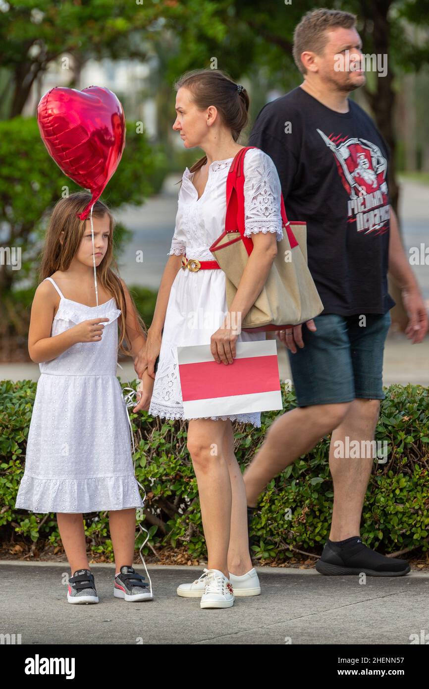 Biélorussie des personnes lors d'une manifestation contre Loukachenko en Floride, Etats-Unis.Signe pour une élection équitable, la liberté des prisonniers politiques au Bélarus.Manifestants. Banque D'Images