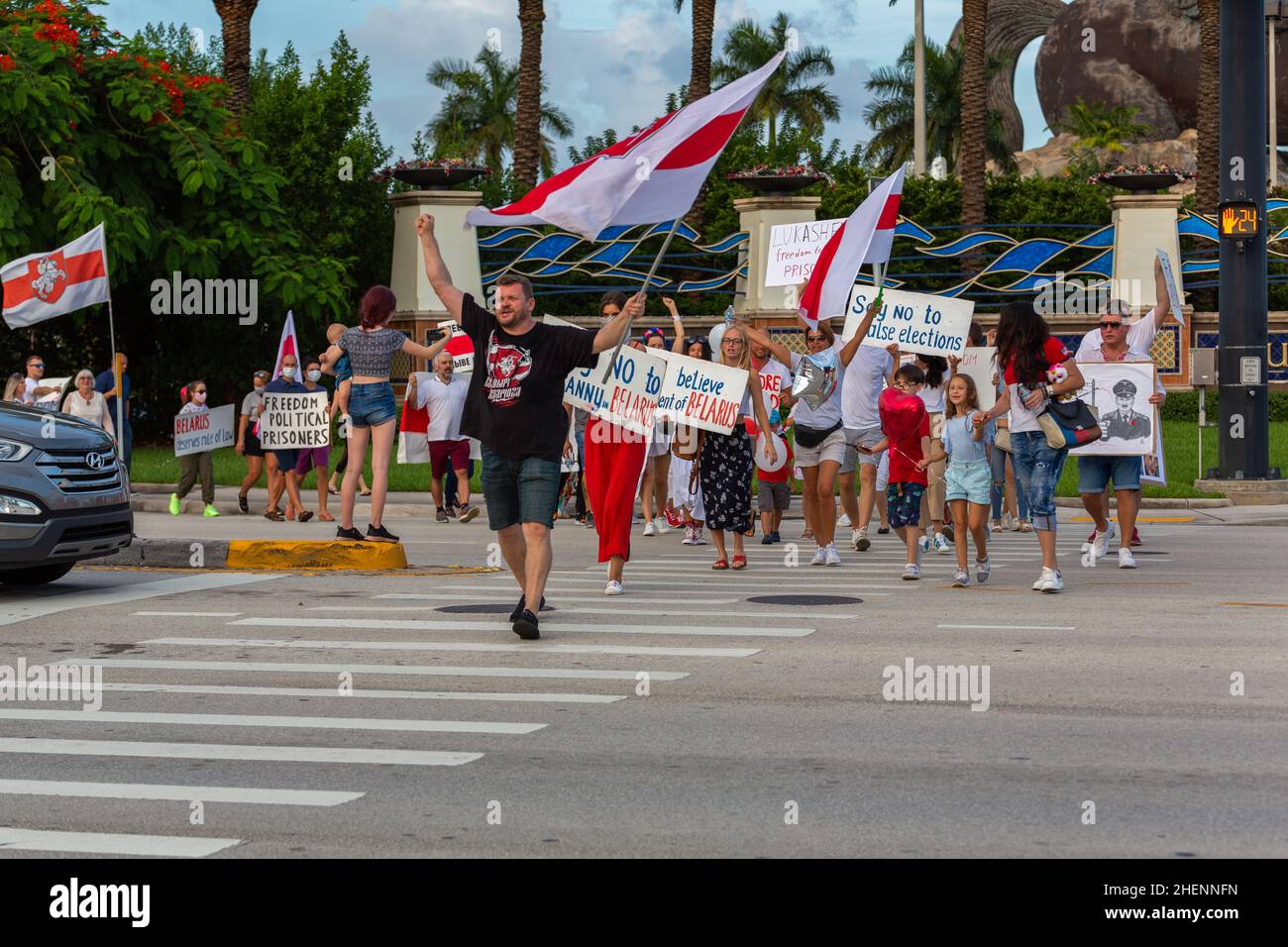 Biélorussie des personnes lors d'une manifestation contre Loukachenko en Floride, Etats-Unis.Signe pour une élection équitable, la liberté des prisonniers politiques au Bélarus.Manifestants. Banque D'Images