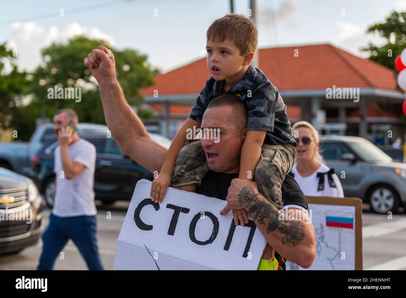 Biélorussie des personnes lors d'une manifestation contre Loukachenko en Floride, Etats-Unis.Signe pour une élection équitable, la liberté des prisonniers politiques au Bélarus.Manifestants. Banque D'Images