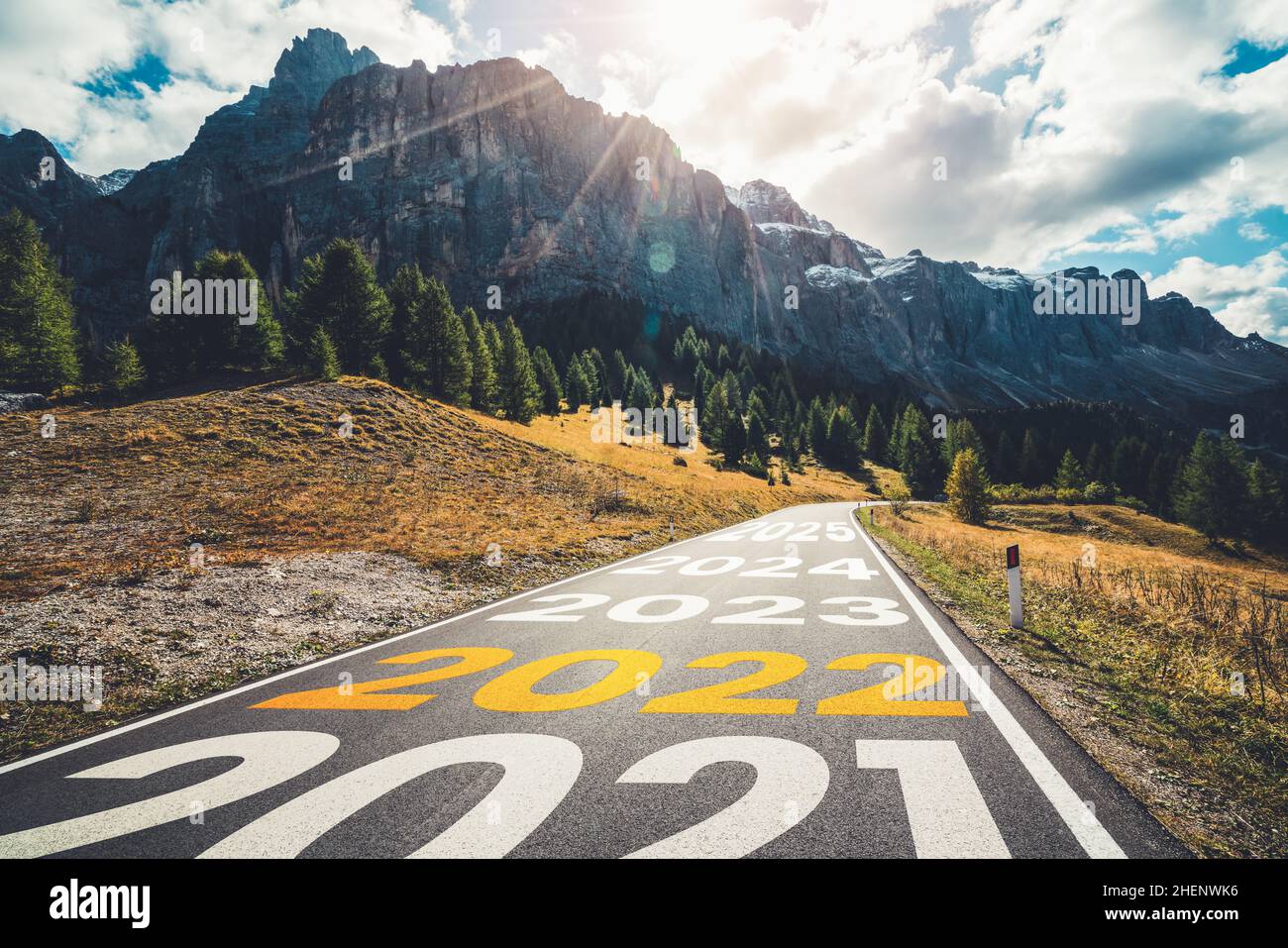 2022 Nouveau voyage sur route et concept de vision du futur .Paysage de la nature avec la route 