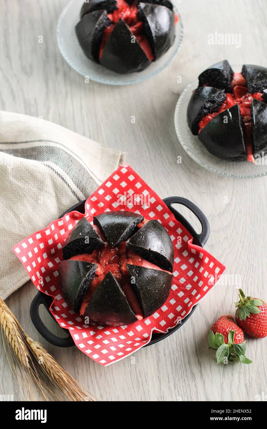 Pain au charbon de bois avec crème de fraise, une autre version de pain à l'ail à la crème de fromage coréen Banque D'Images