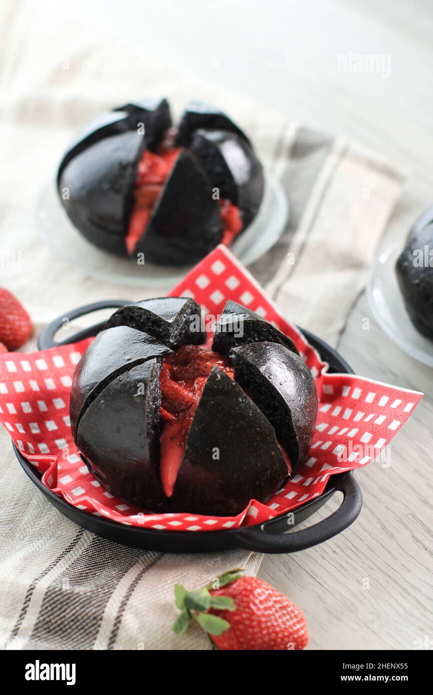 Pain de noir au charbon pain de pain aux fraises, une autre version de pain à l'ail à la crème de fromage coréen Banque D'Images