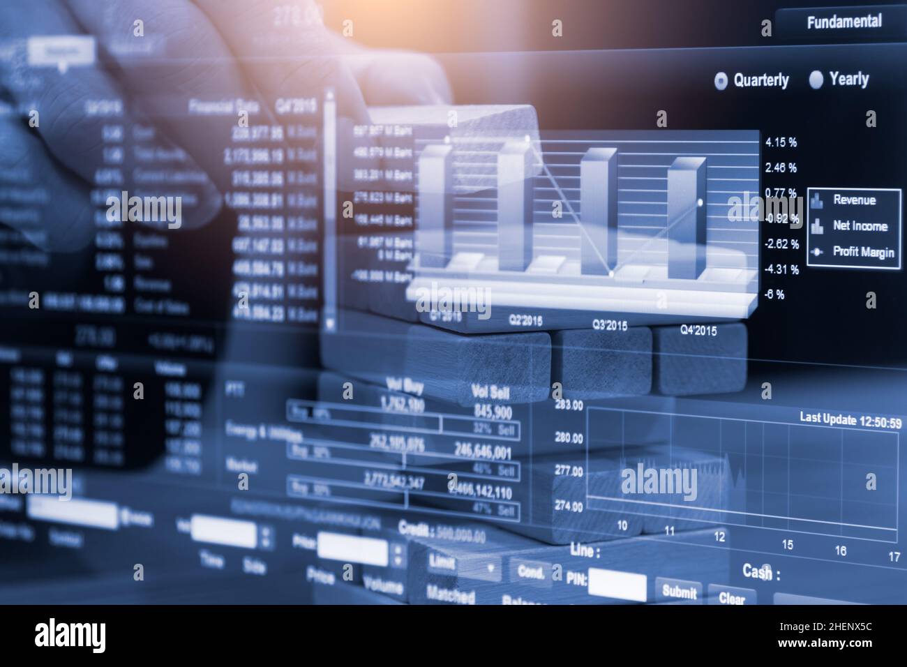 Homme d'affaires jouant plaçant bloc de bois. Concept d'entreprise cible d'investissement et processus de succès de croissance contexte présenter des informations financières pl Banque D'Images