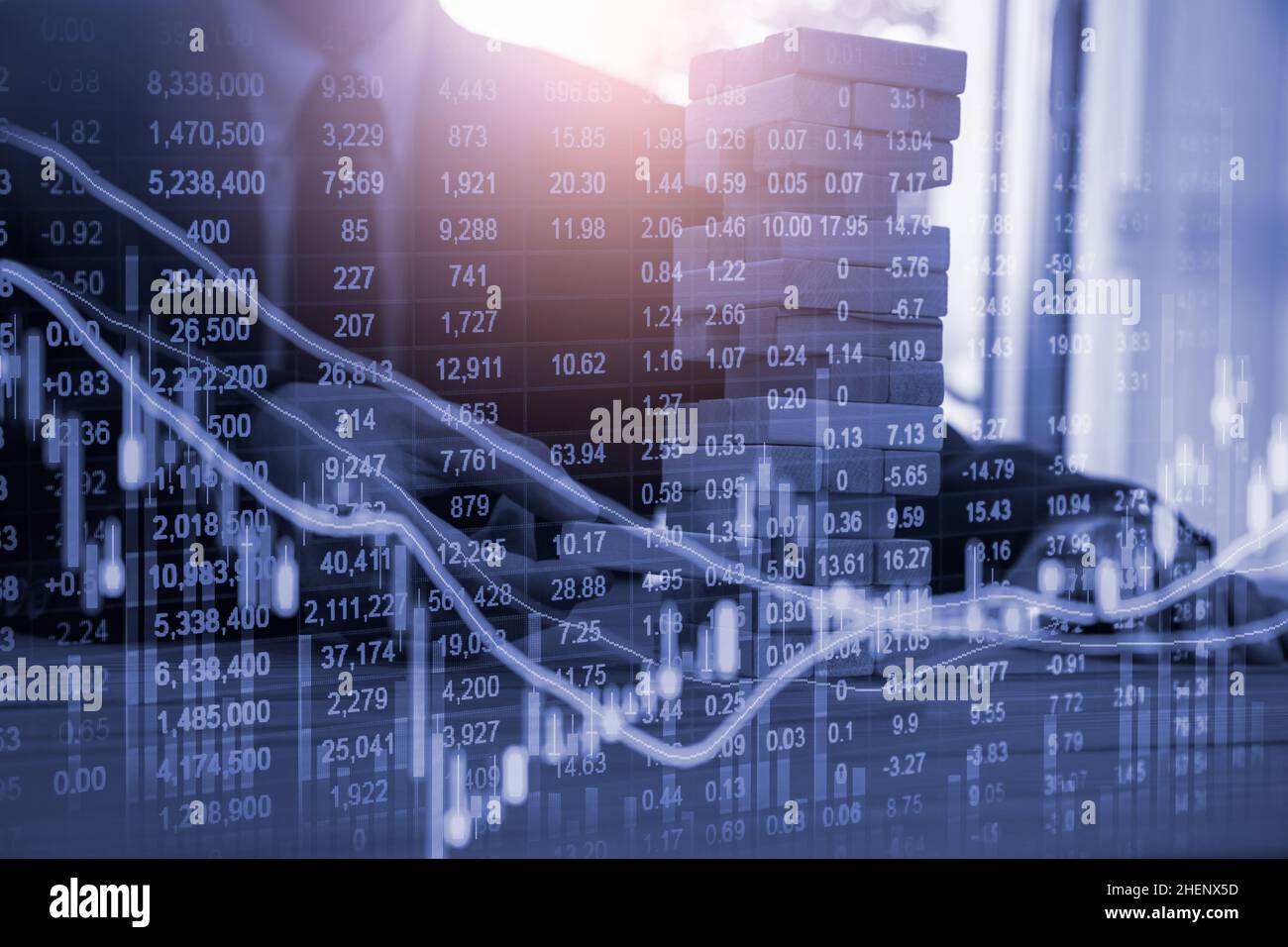 Homme d'affaires jouant plaçant bloc de bois. Concept d'entreprise cible d'investissement et processus de succès de croissance contexte présenter des informations financières pl Banque D'Images