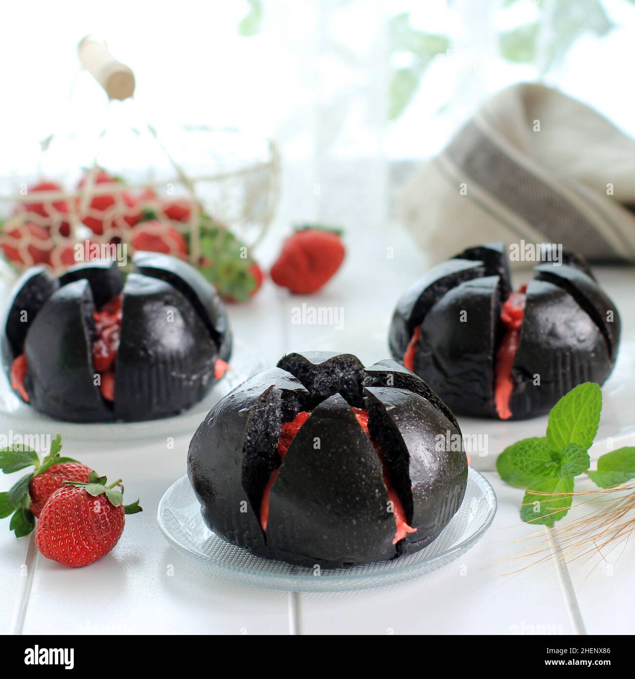 Pain au charbon de bois avec crème de fraise, une autre version de pain à l'ail à la crème de fromage coréen Banque D'Images