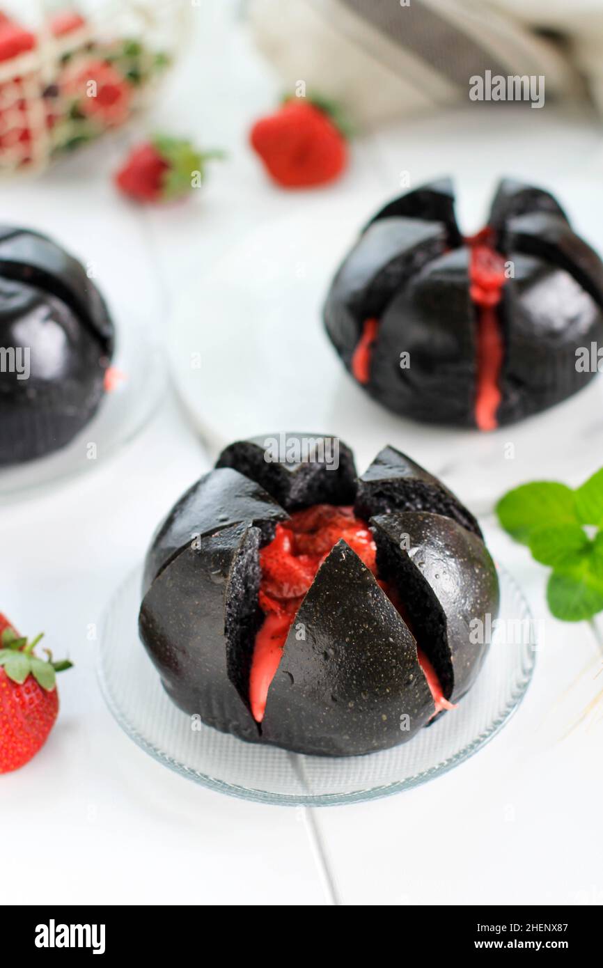 Pain au charbon de bois avec crème de fraise, une autre version de pain à l'ail à la crème de fromage coréen Banque D'Images