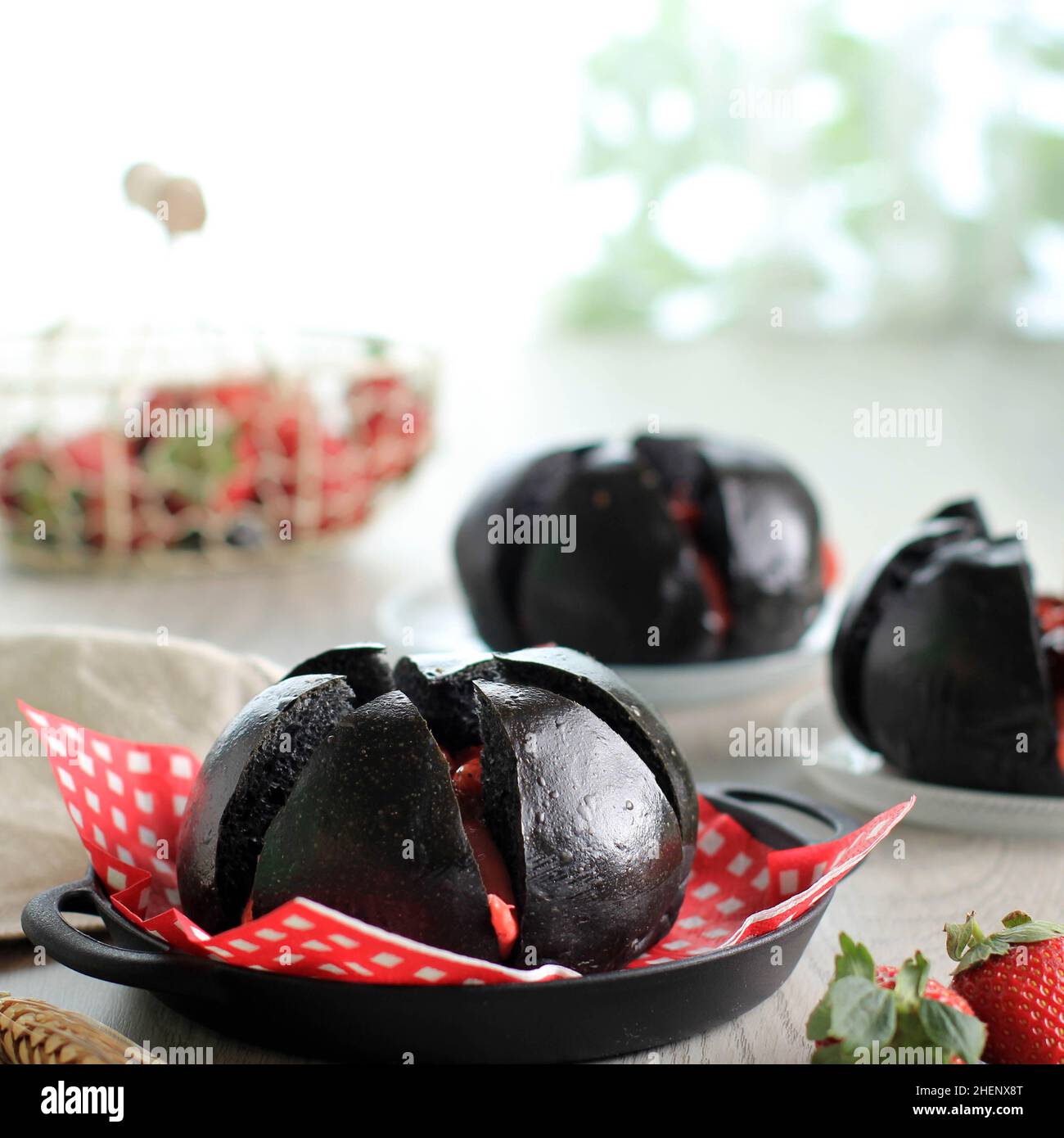 Pain au charbon de bois avec crème de fraise, une autre version de pain à l'ail à la crème de fromage coréen Banque D'Images