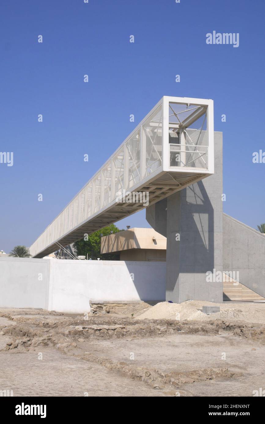 Pont piétonnier en acier traversant l'autoroute Al Khabeer, Muharraq, Bahreïn.Le pont fait partie de la piste de Pearling de Bahreïn, site classé au patrimoine mondial de l'UNESCO Banque D'Images