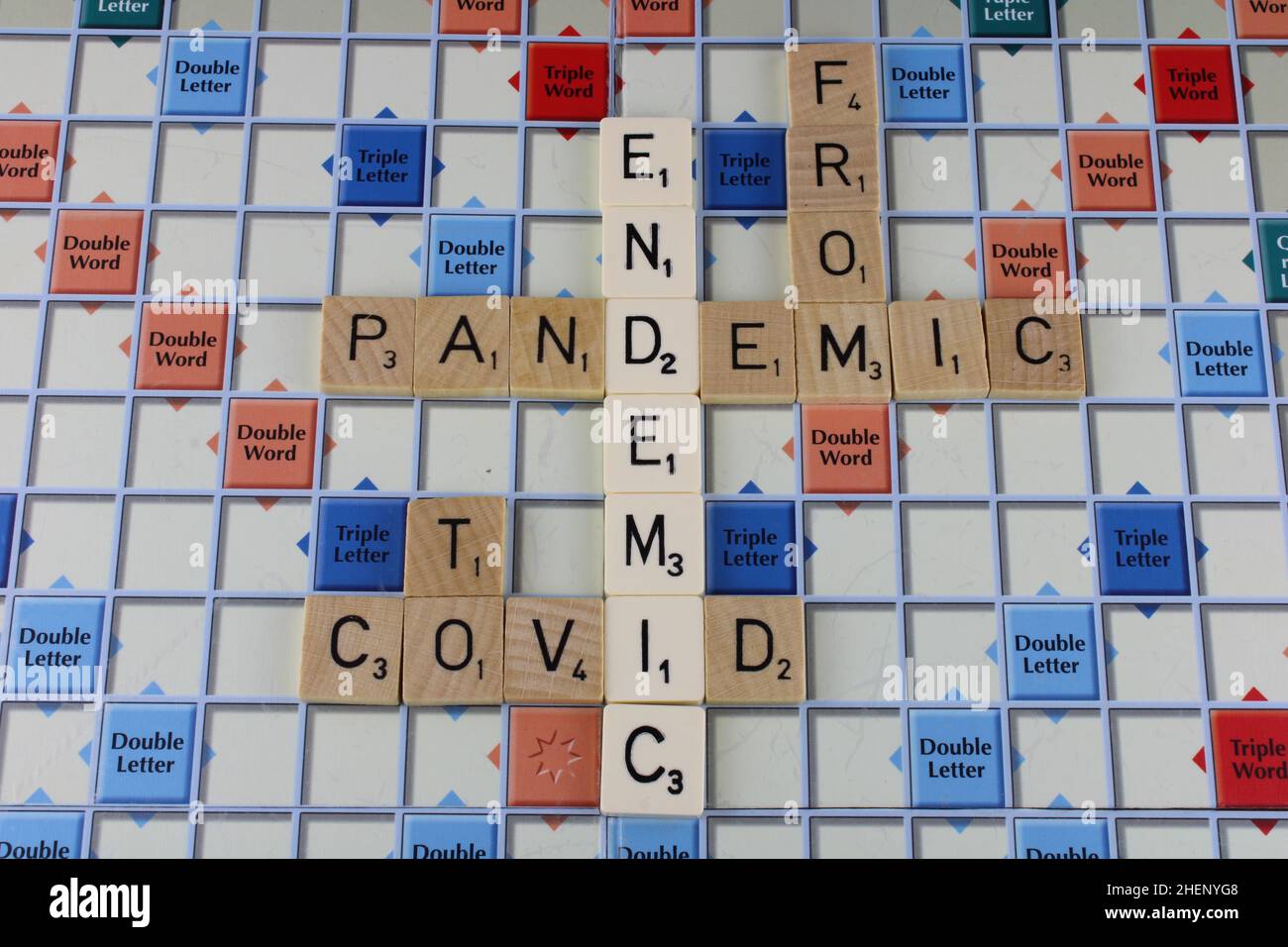 Covid de pandémie à endémique avec endémique en blanc pour l'accent sur un scrabble: Lancashire, Royaume-Uni, 12-01-2022 Banque D'Images