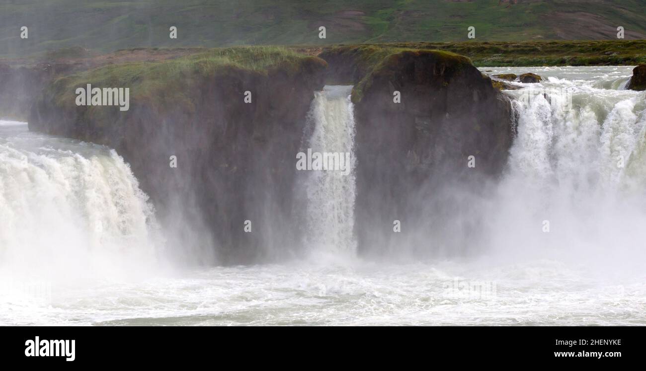 Godafoss, chute des dieux , seulement 12 mètres de haut mais une des plus célèbres et belles chutes en Islande Banque D'Images