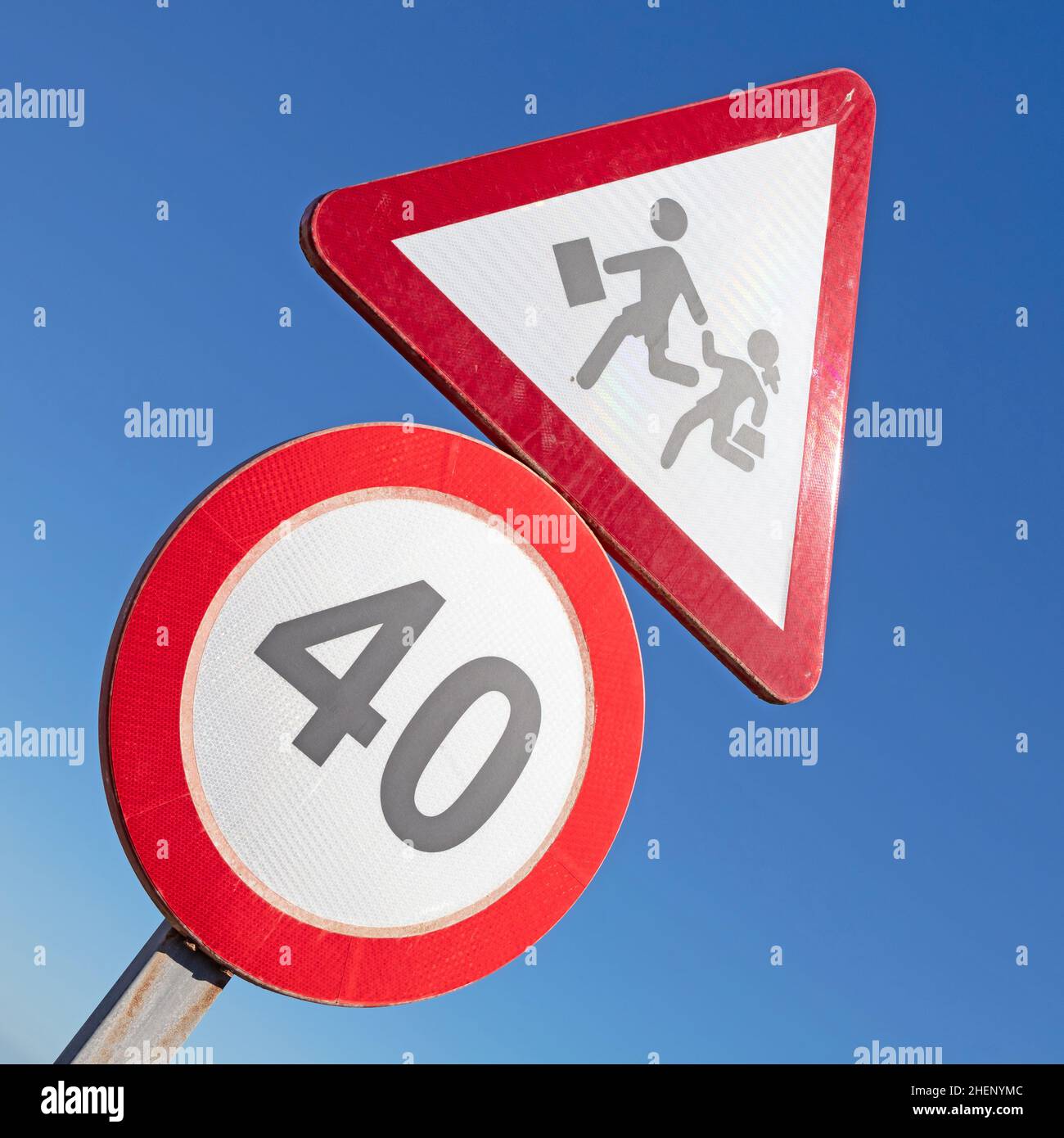 Avertissement de signalisation routière pour jouer aux enfants ou traverser les écoles, Lanzarote (Espagne) Banque D'Images