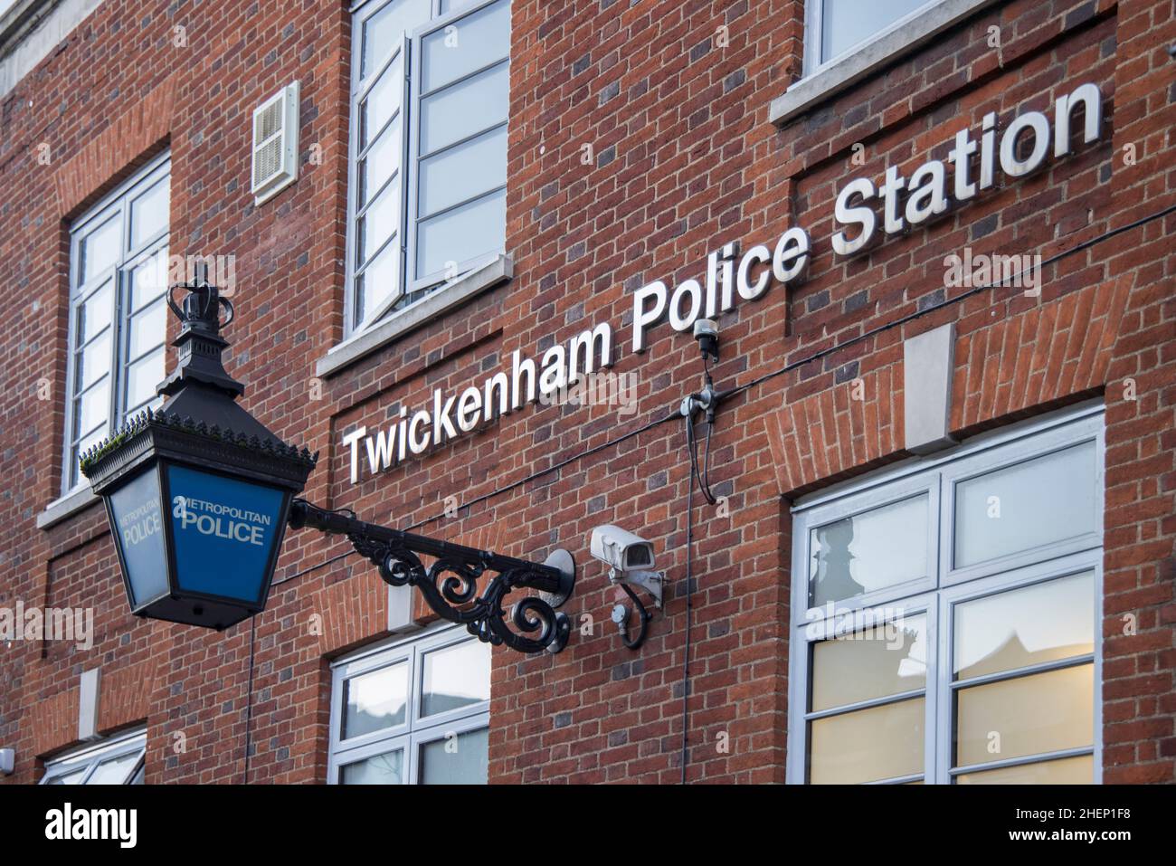 lampe bleue à l'extérieur du poste de police de twickenham Banque D'Images