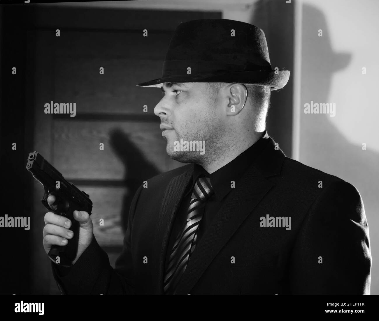 image monochrome du film stylisé noir gangster des années 1940 avec canon à l'intérieur profil latéral Banque D'Images