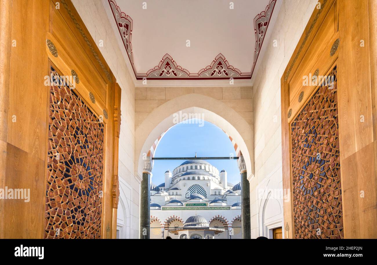 Vue sur la mosquée Camlica d'Istanbul depuis la porte d'entrée.La mosquée Camlica est une mosquée située à Istanbul et la plus grande mosquée de Turquie. Banque D'Images