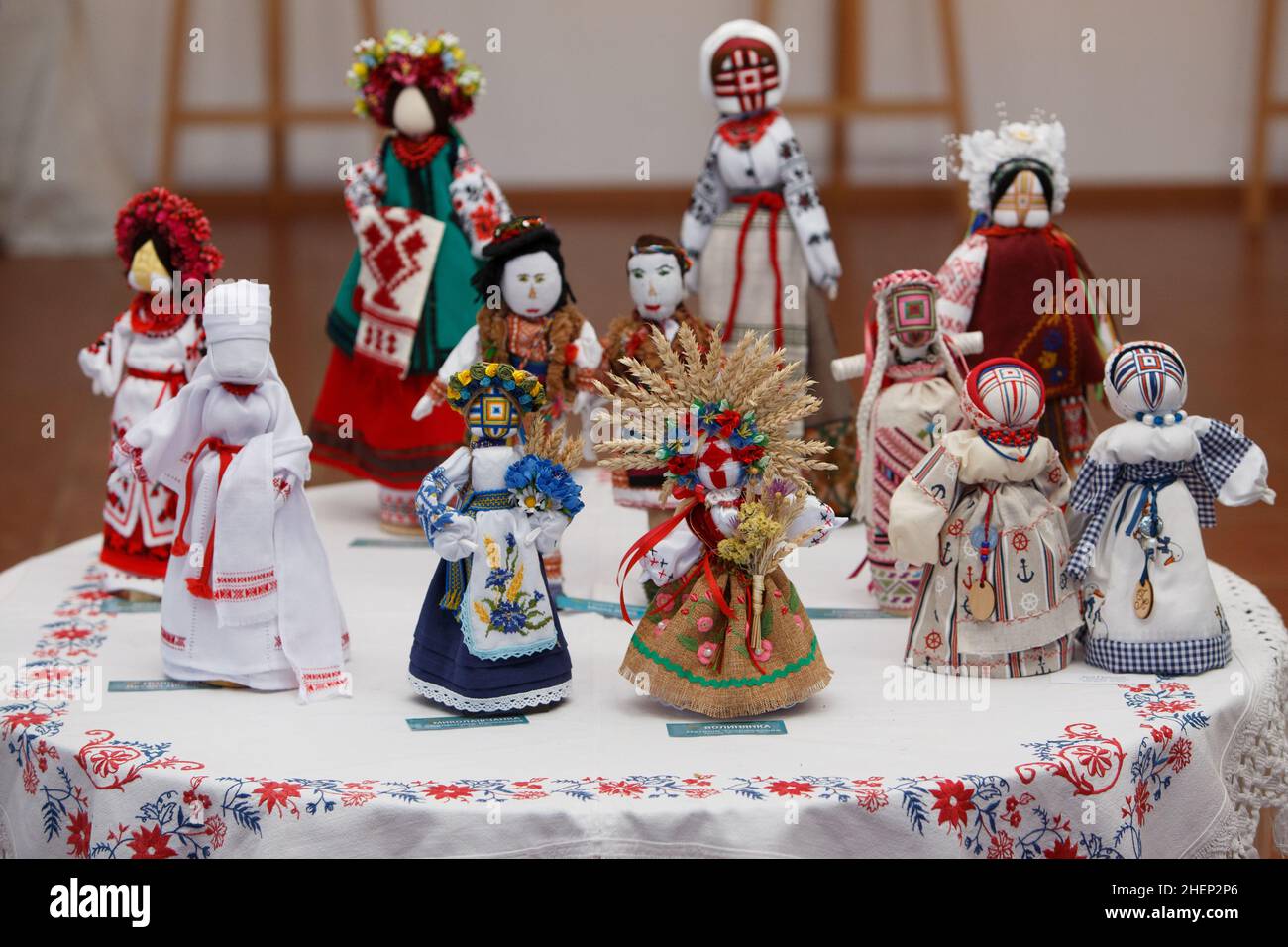 KIEV, UKRAINE - le 11 JANVIER 2022 - des poupées de motanka ukrainiennes sont exposées lors de l'exposition de poupées ukrainiennes Voyage autour du monde basée sur la poupée Banque D'Images