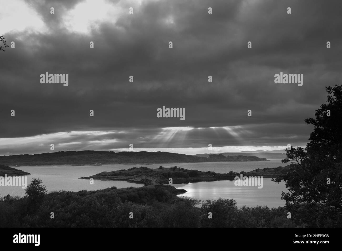 Coucher de soleil nuageux sur le Loch Shuna en Écosse.Coucher de soleil sur le Loch Shuna à Craobh Haven, Argyll et Bute en Écosse. Banque D'Images