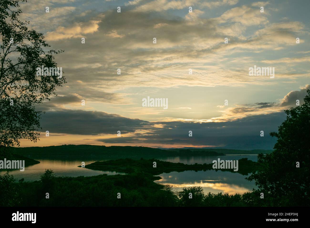 Coucher de soleil nuageux sur le Loch Shuna en Écosse.Coucher de soleil sur le Loch Shuna à Craobh Haven, Argyll et Bute en Écosse. Banque D'Images