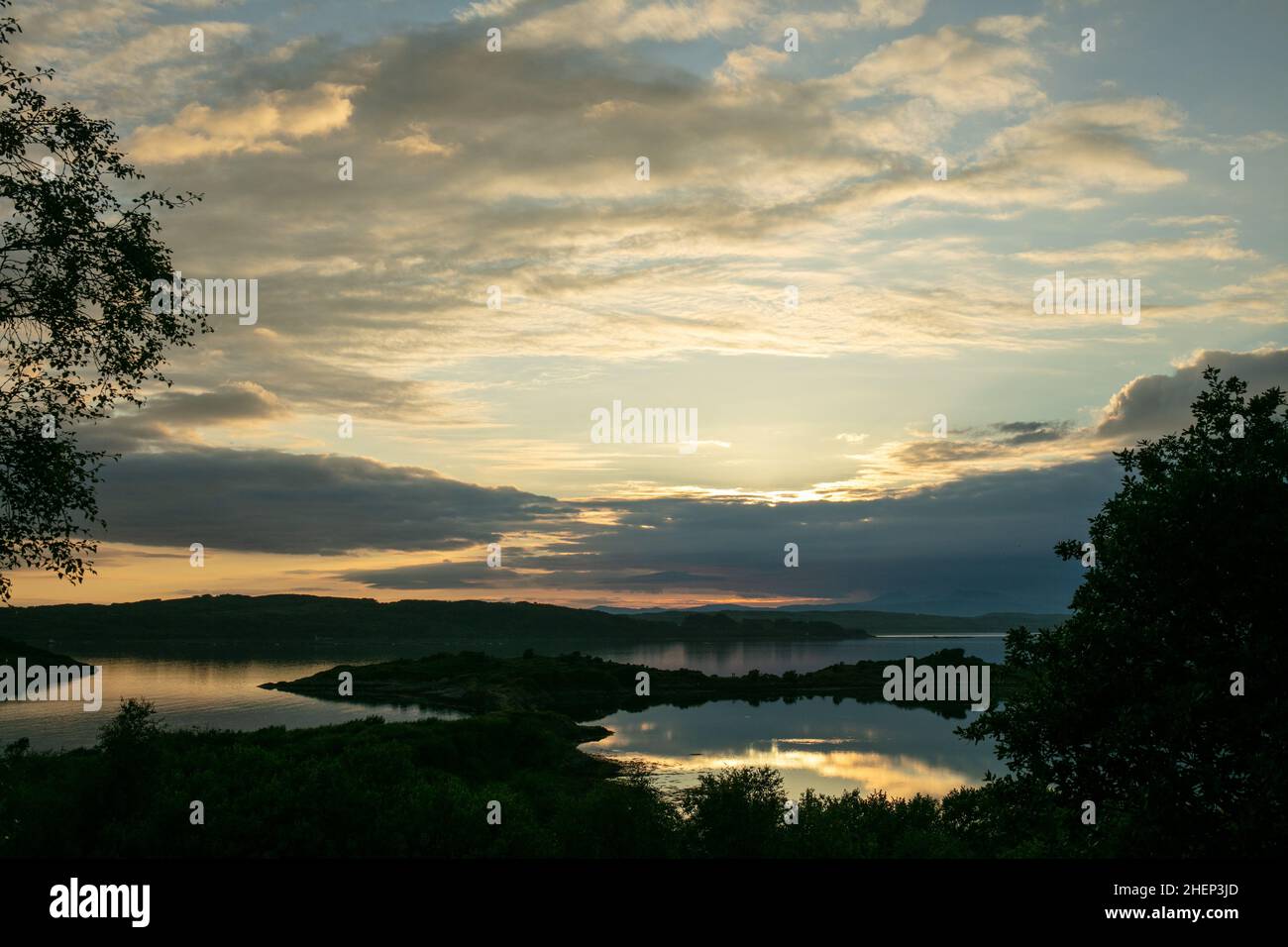 Coucher de soleil nuageux sur le Loch Shuna en Écosse.Coucher de soleil sur le Loch Shuna à Craobh Haven, Argyll et Bute en Écosse. Banque D'Images