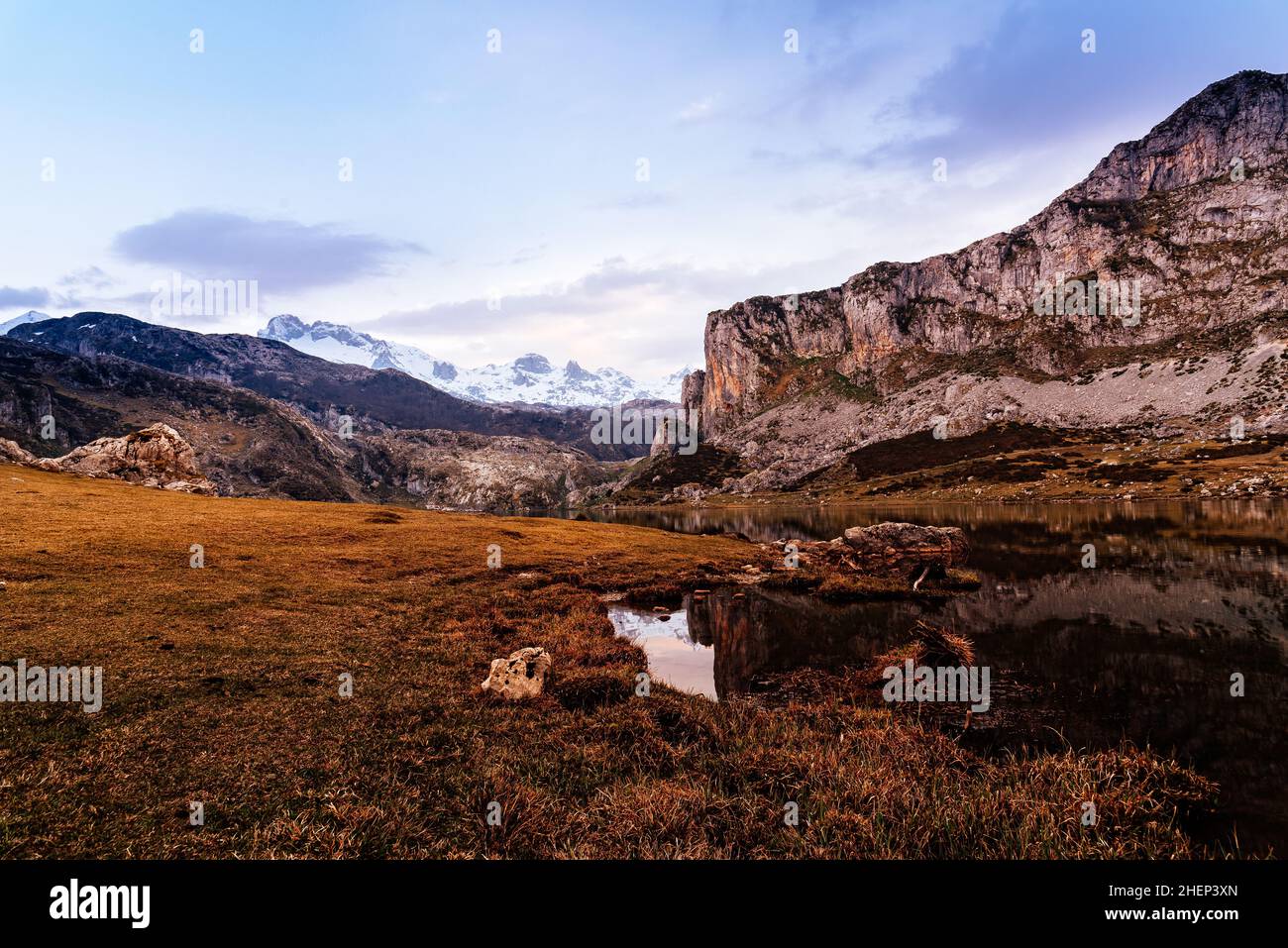 Vue sur les lacs de Covadonga au coucher du soleil. Lac Ercina Banque D'Images