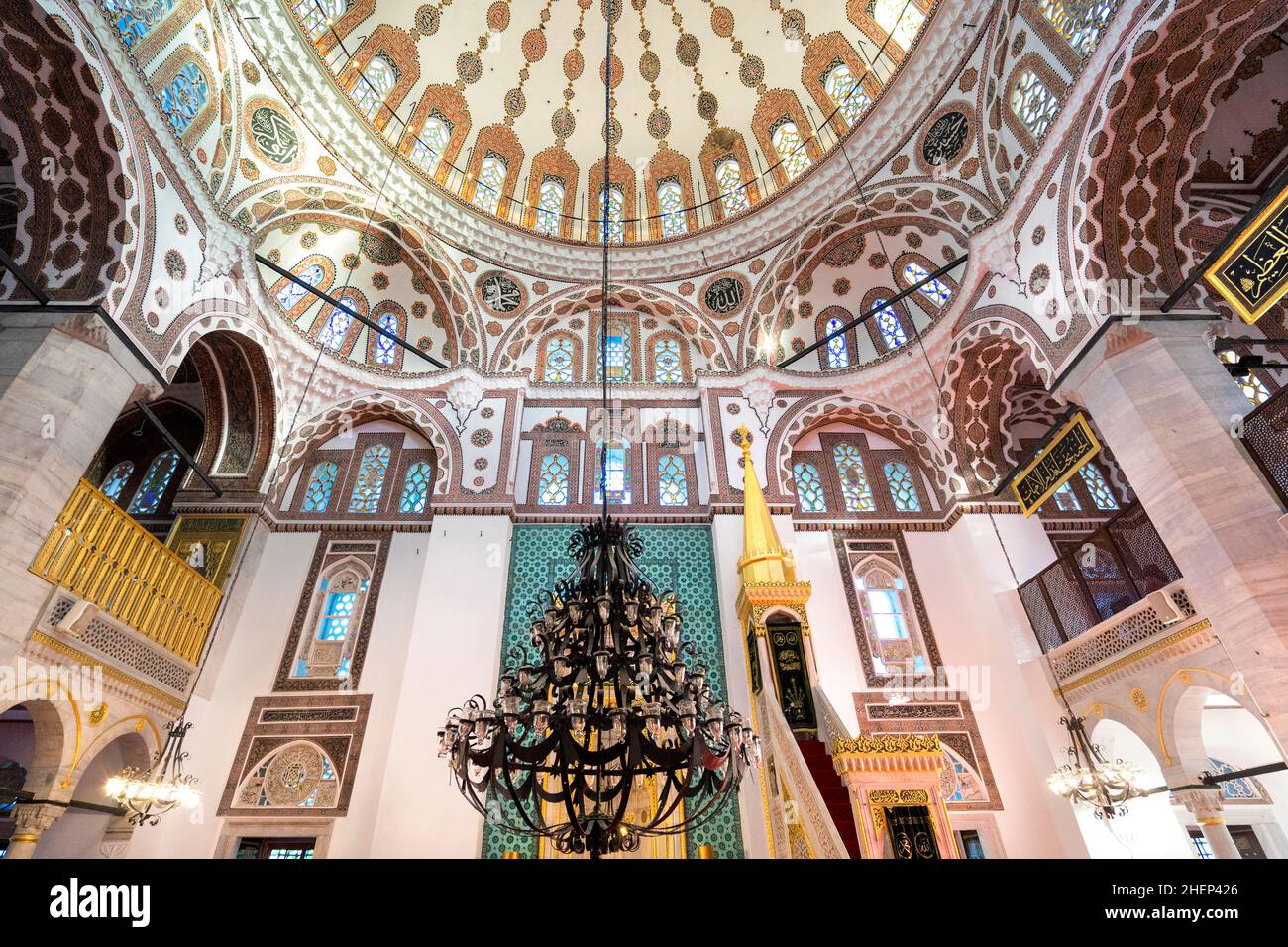 Vue intérieure de la mosquée Yeni Valide d'Istanbul.La mosquée Yeni Valide est une mosquée ottomane datant de 18th ans située dans le quartier d'Uskudar à Istanbul. Banque D'Images
