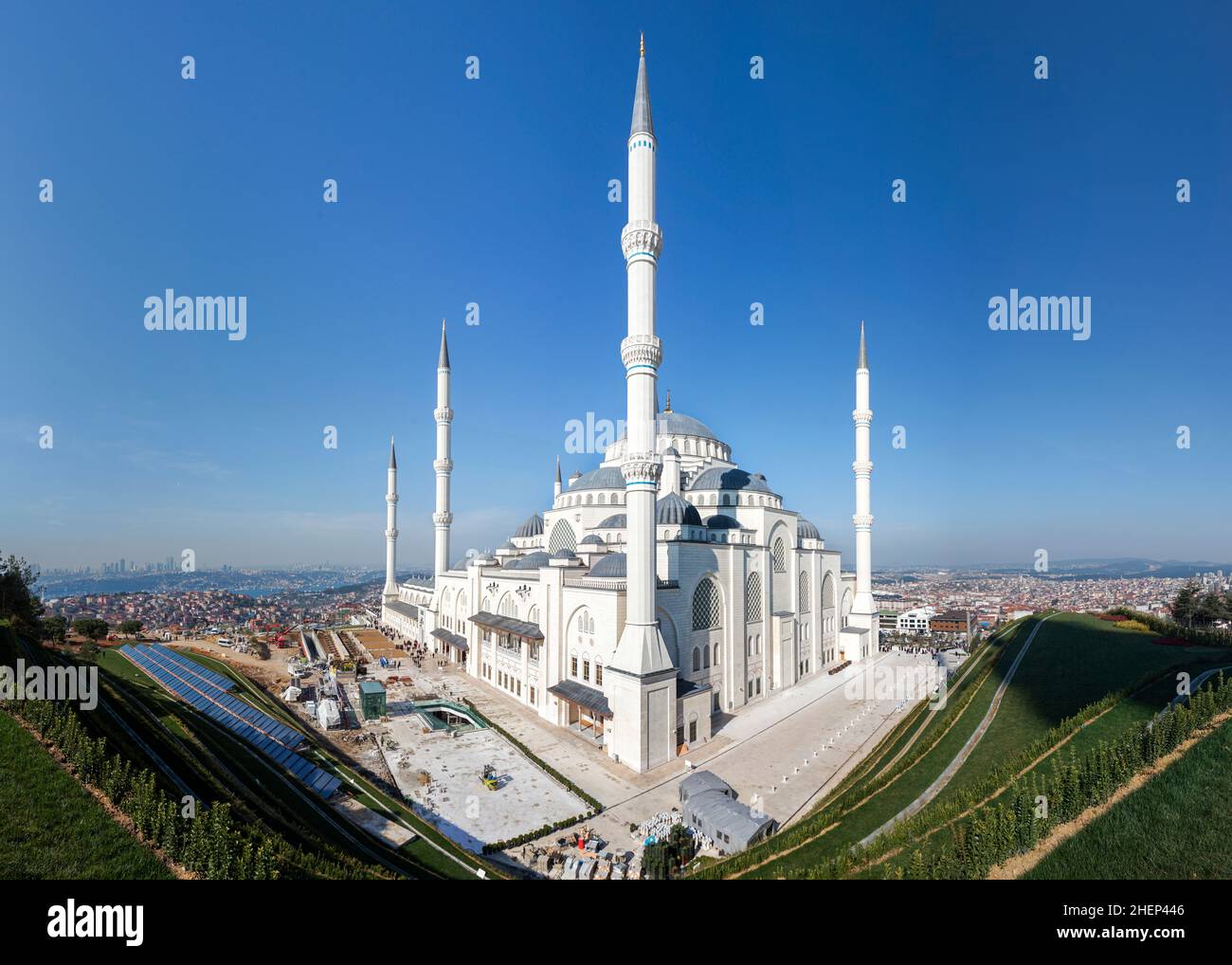 Vue panoramique sur la mosquée Camlica et le paysage urbain d'Istanbul.La mosquée Camlica est la plus grande mosquée de Turquie. Banque D'Images