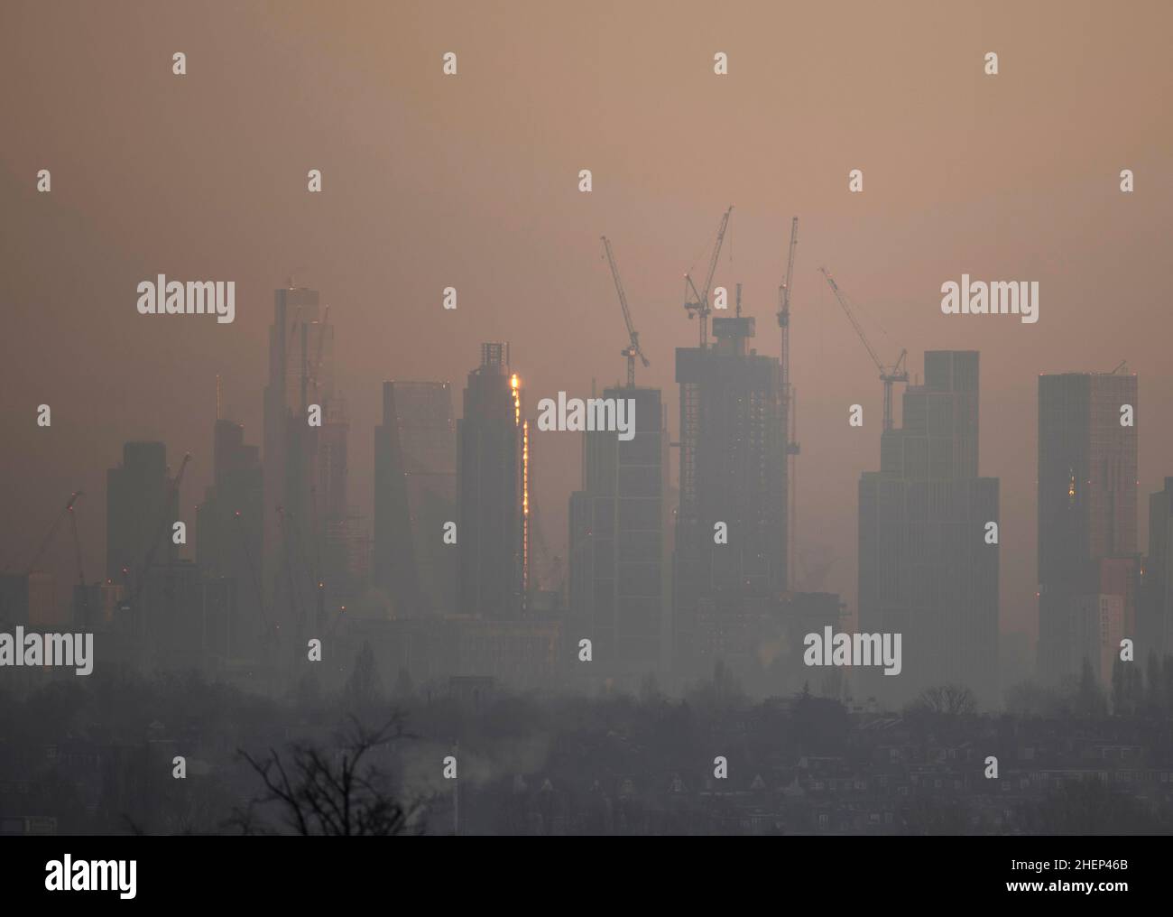 Wimbledon, Londres, Royaume-Uni.12 janvier 2022.La lumière du soleil de l'aube frappe le bord de la Tour St George Wharf à Vauxhall avec des gratte-ciels de la ville de Londres dans le fond vu à travers la brume matinale.Crédit : Malcolm Park/Alay Live News. Banque D'Images