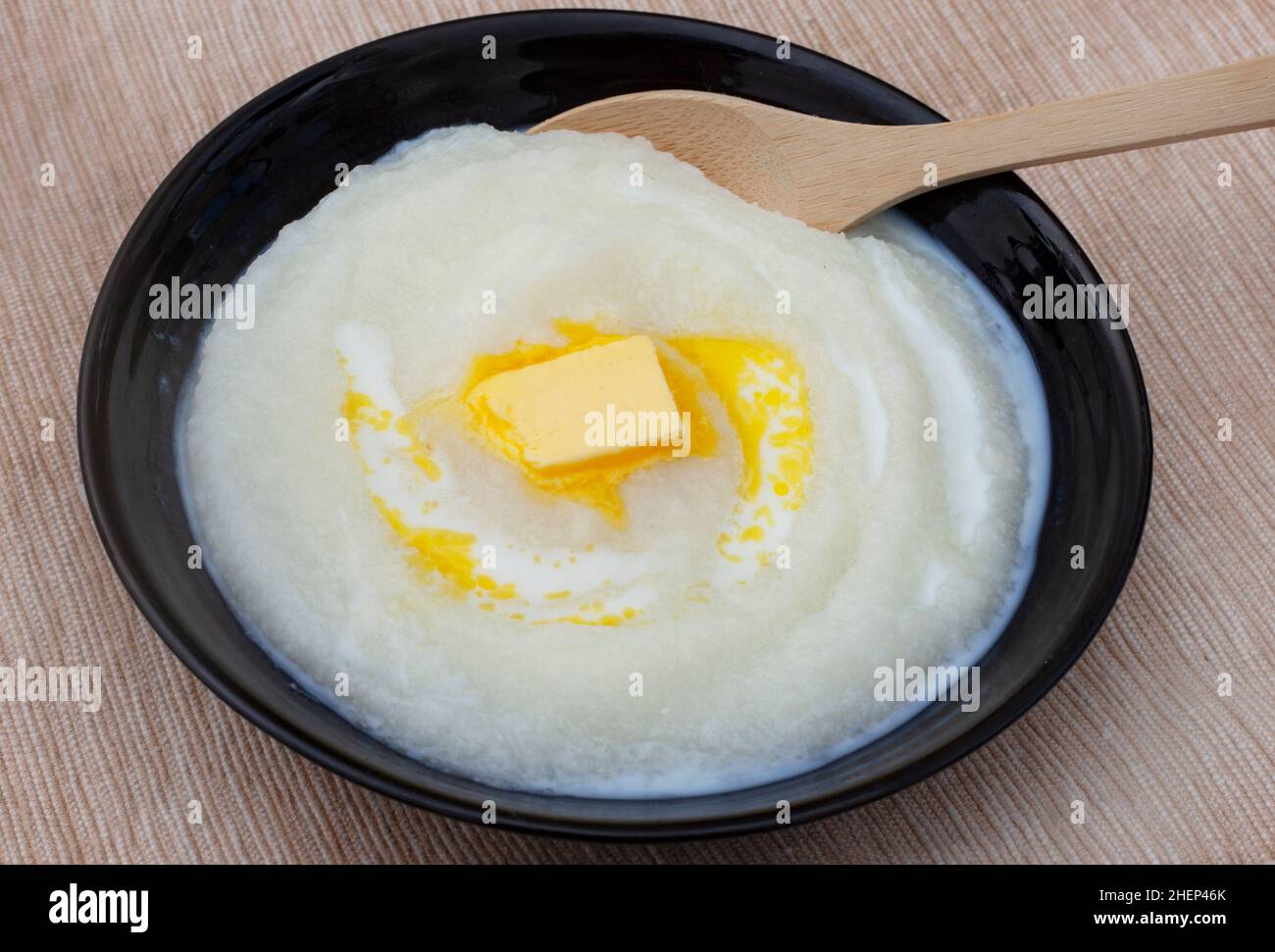 Porridge de farine de maïs sud-africain traditionnel sur fond rustique Banque D'Images