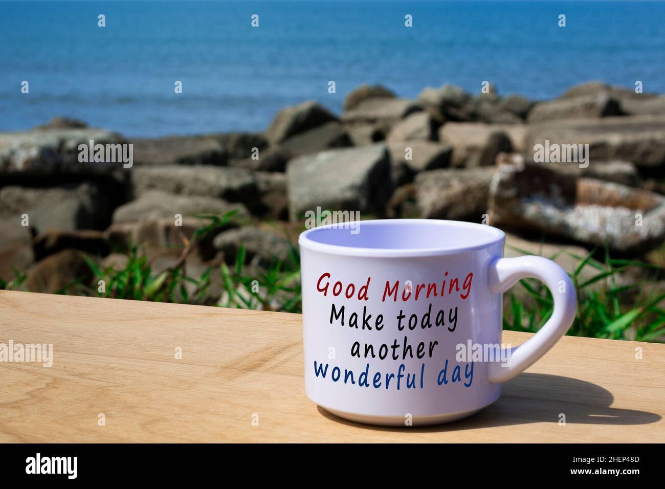 Citation Motivante Et Inspirante Bonjour Faire Aujourd Hui Encore Une Journee Merveilleuse Avec Texte Sur Une Tasse Vide Sur Fond De Plage Flou Matin C Photo Stock Alamy