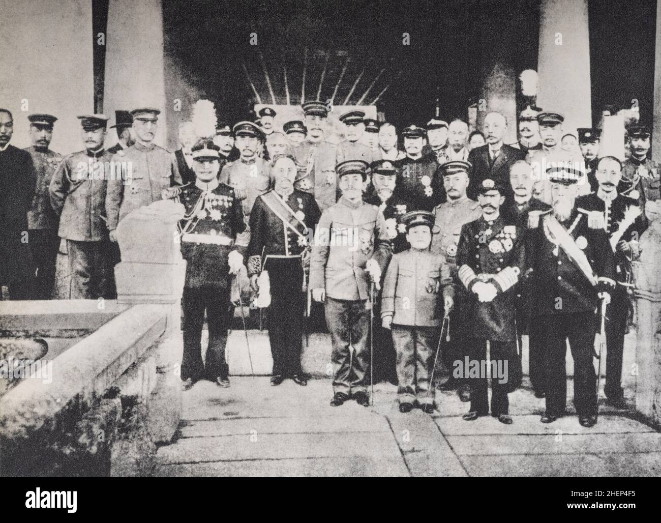 Photo de groupe des VIP japonais en visite en Corée en 1907 à Changdeokgung.(Avant gauche à droite) Empereur Taisho (en tant que prince héritier), dernier prince de l'Empire coréen Yi un, Arisugawanomiya, Ito Hirosumi .(Deuxième gauche 1, 2) Togo Heihachiro, Katsura Taro, Collection privée Banque D'Images