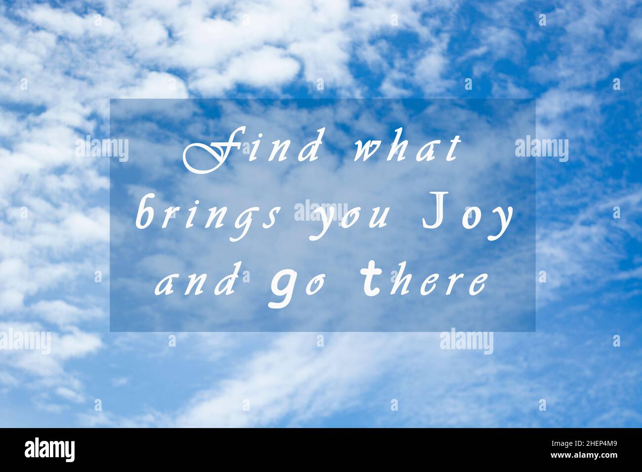Citation Motivationnelle Sur Fond Bleu Ciel Avec Des Nuages Il N Importe Pas Ce Que Vous N Avez Pas Juste Etre Heureux Avec Ce Que Vous Avez Photo Stock Alamy