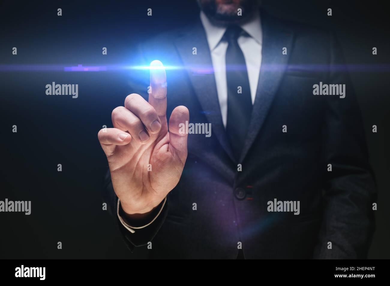Concept d'innovation technologique d'entreprise, homme d'affaires appuyant sur le bouton d'écran virtuel avec espace de copie pour le texte, focus sélectif Banque D'Images