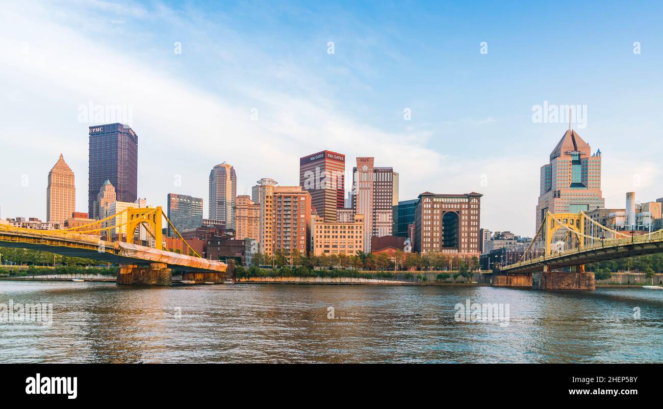 Pittsburgh, Pennsylvanie, USA : 8-21-17. pittsburgh skyline at sunset avec reflet dans l'eau. Banque D'Images